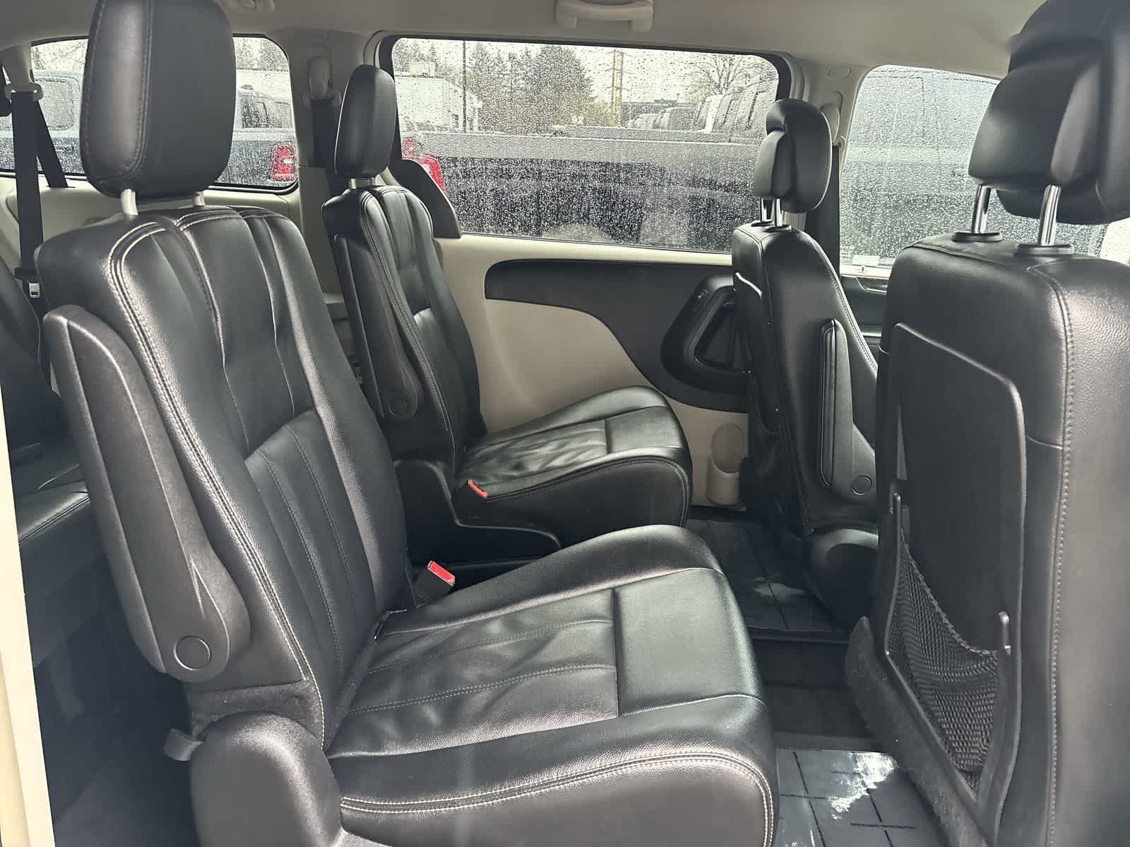 Thumbnail: 2016 Chrysler Town & Country - 5