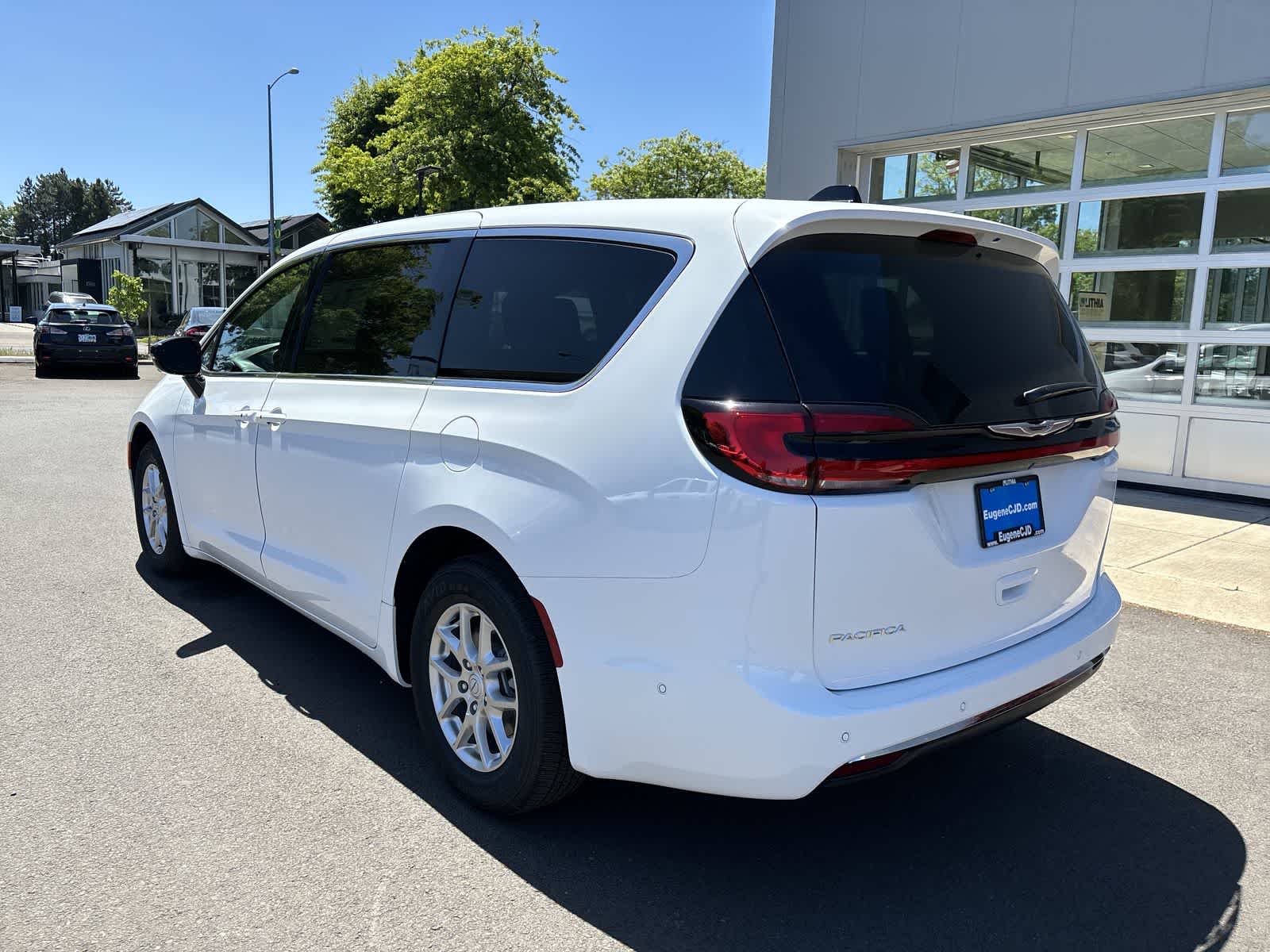Thumbnail: 2025 Chrysler Pacifica - 3