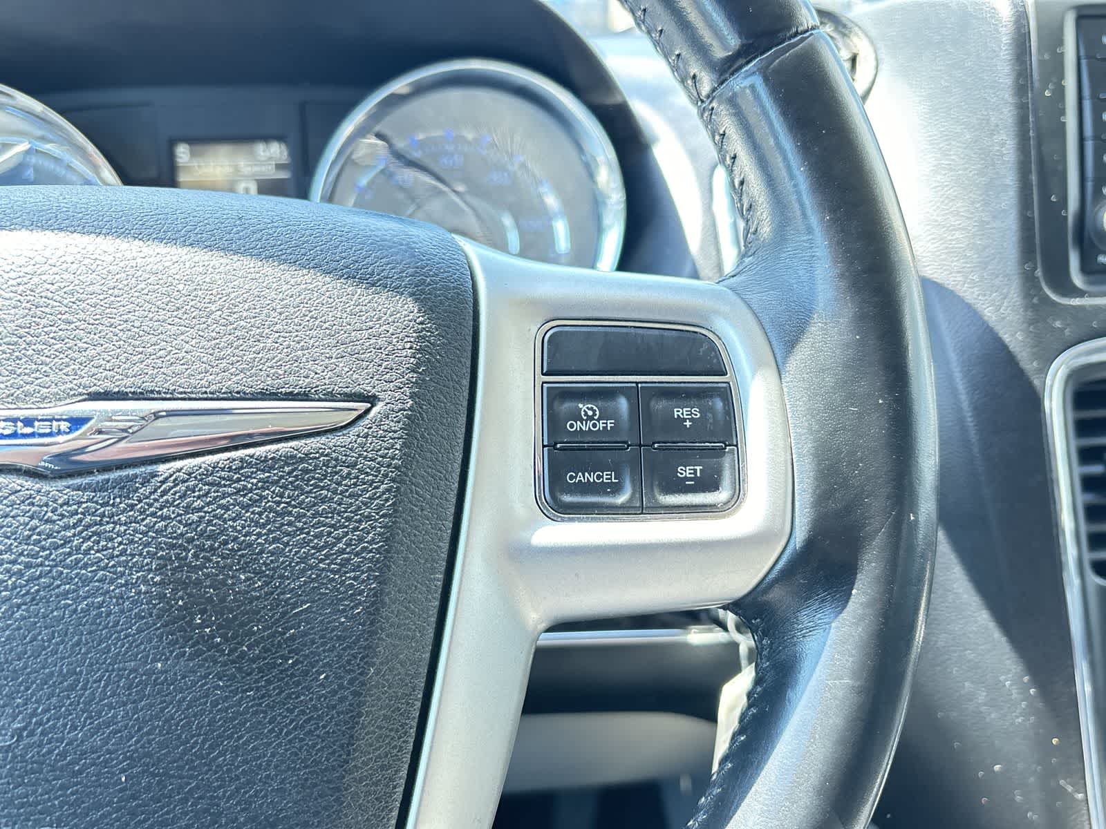 Thumbnail: 2016 Chrysler Town & Country - 15
