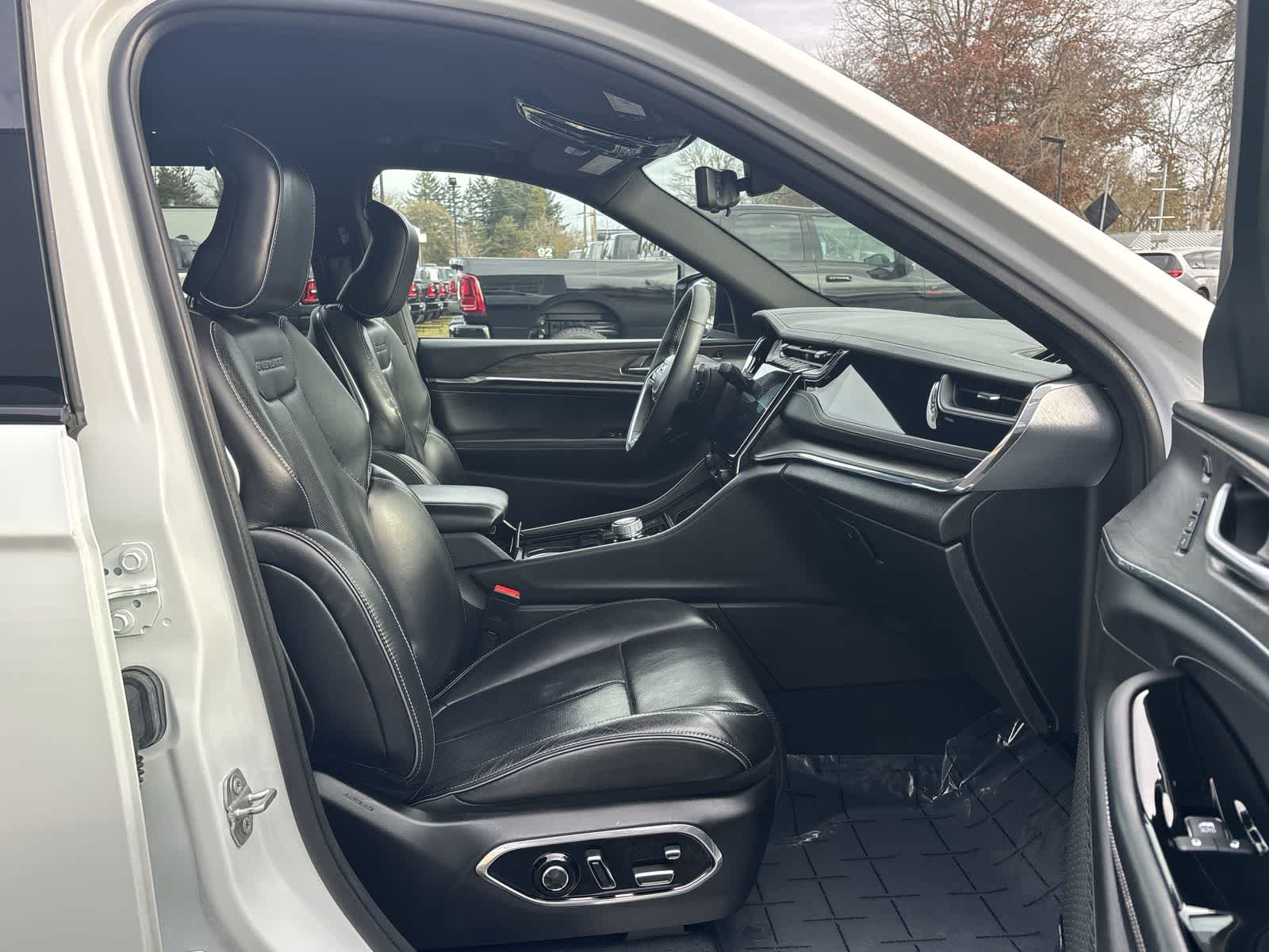 Thumbnail: 2023 Jeep Grand Cherokee - 9