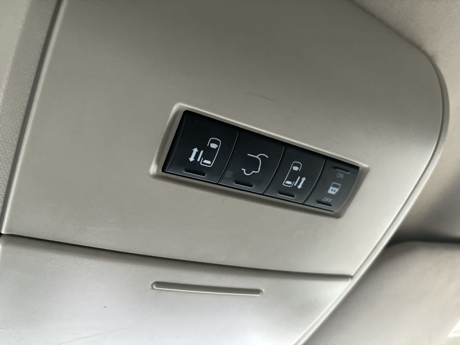 Thumbnail: 2016 Chrysler Town & Country - 23