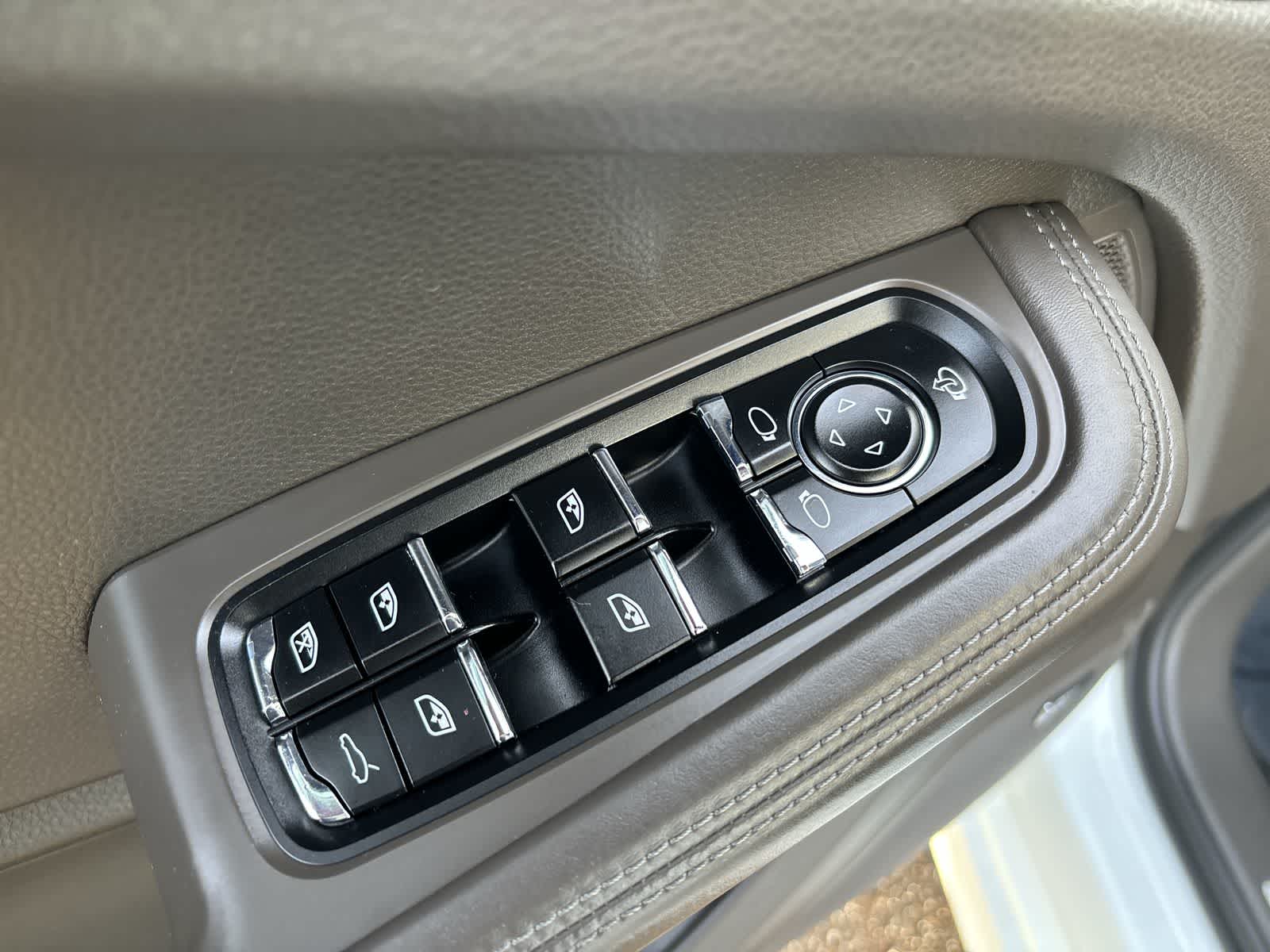 Thumbnail: 2015 Porsche Macan - 9