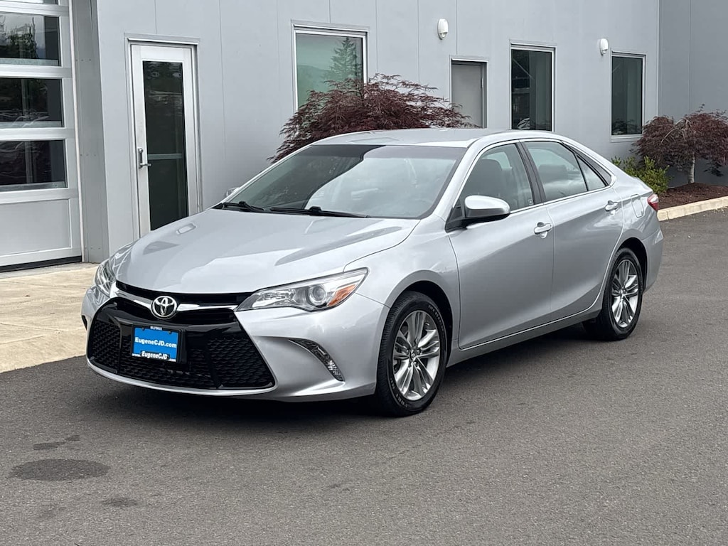 Used 2015 Toyota Camry SE Sedan