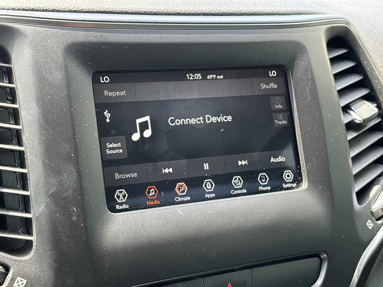 Thumbnail: 2019 Jeep Cherokee - 15