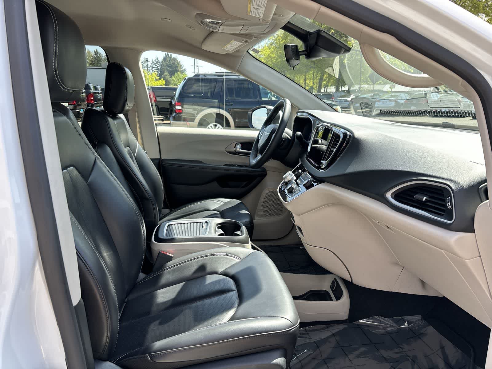 Thumbnail: 2023 Chrysler Pacifica - 4