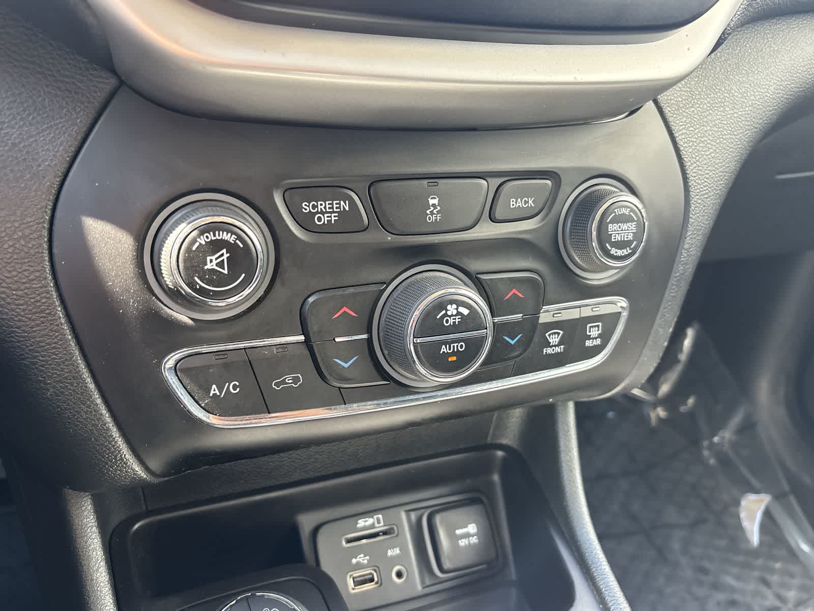 Thumbnail: 2014 Jeep Cherokee - 24