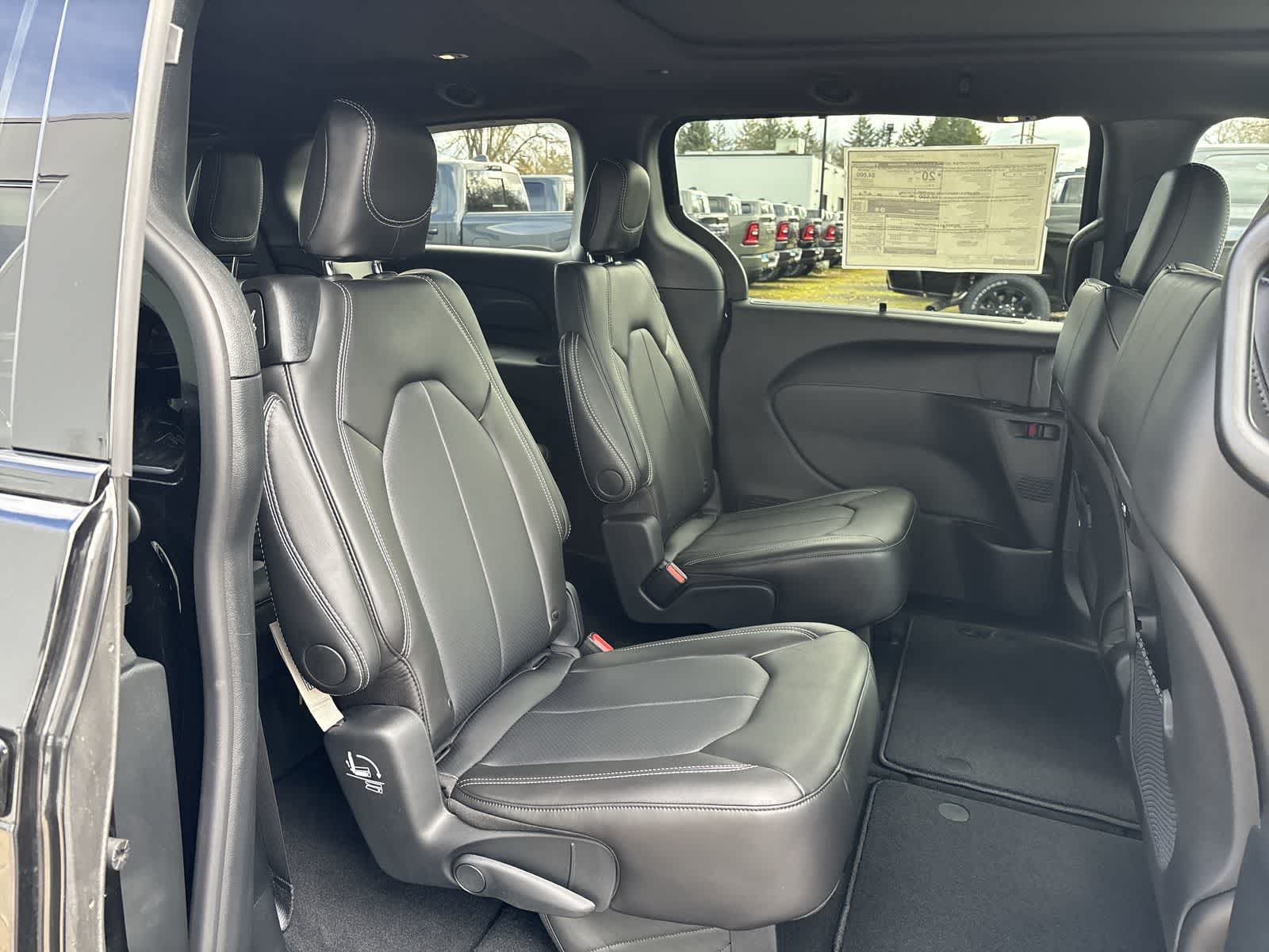 Thumbnail: 2026 Chrysler Pacifica - 6