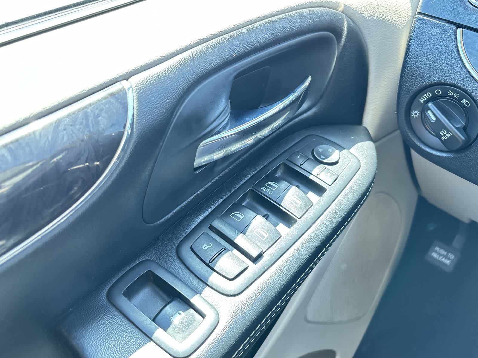 Thumbnail: 2016 Chrysler Town & Country - 28