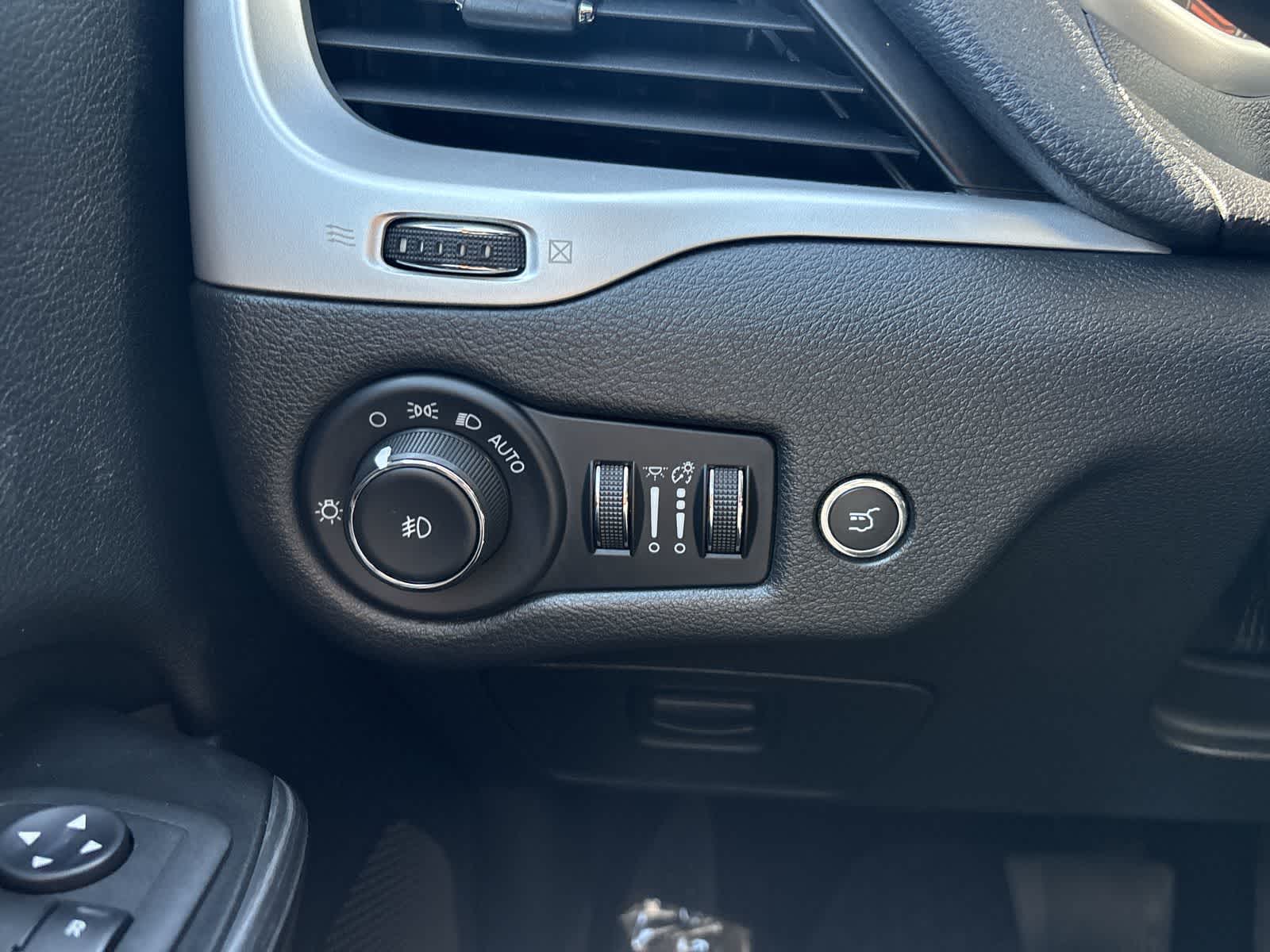 Thumbnail: 2014 Jeep Cherokee - 15