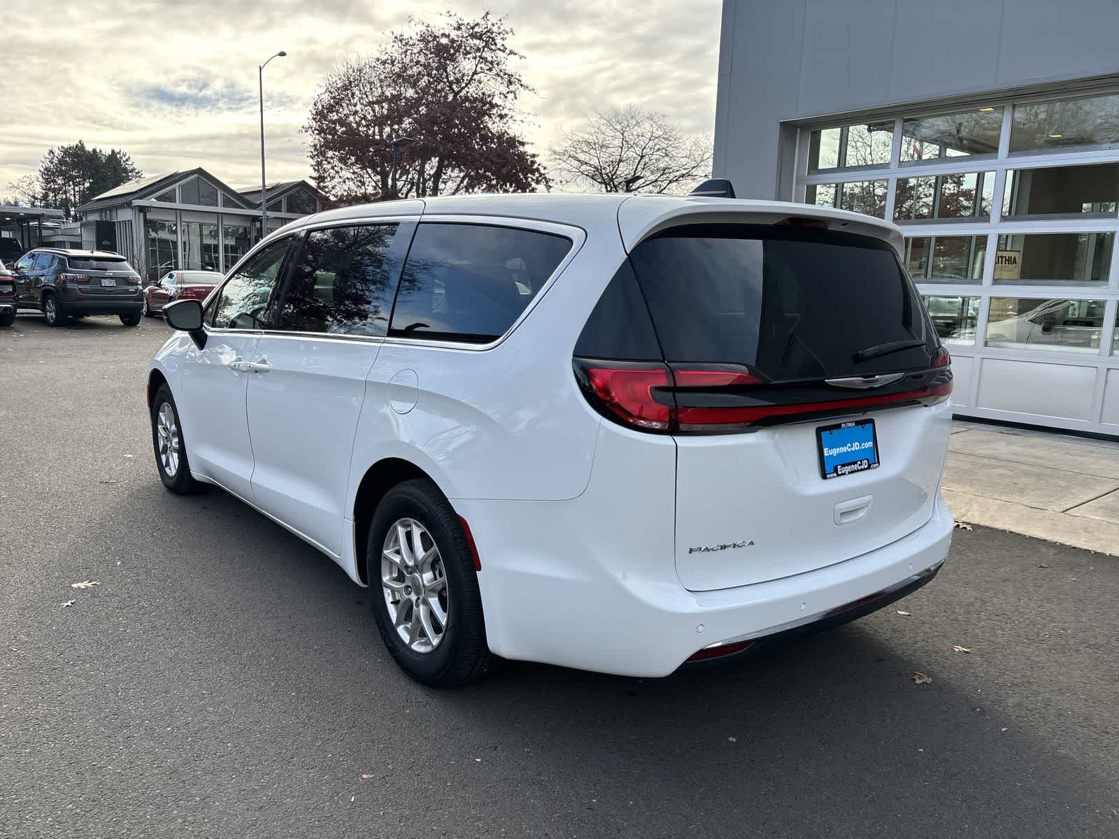 2024 Chrysler Pacifica Touring L photo 2