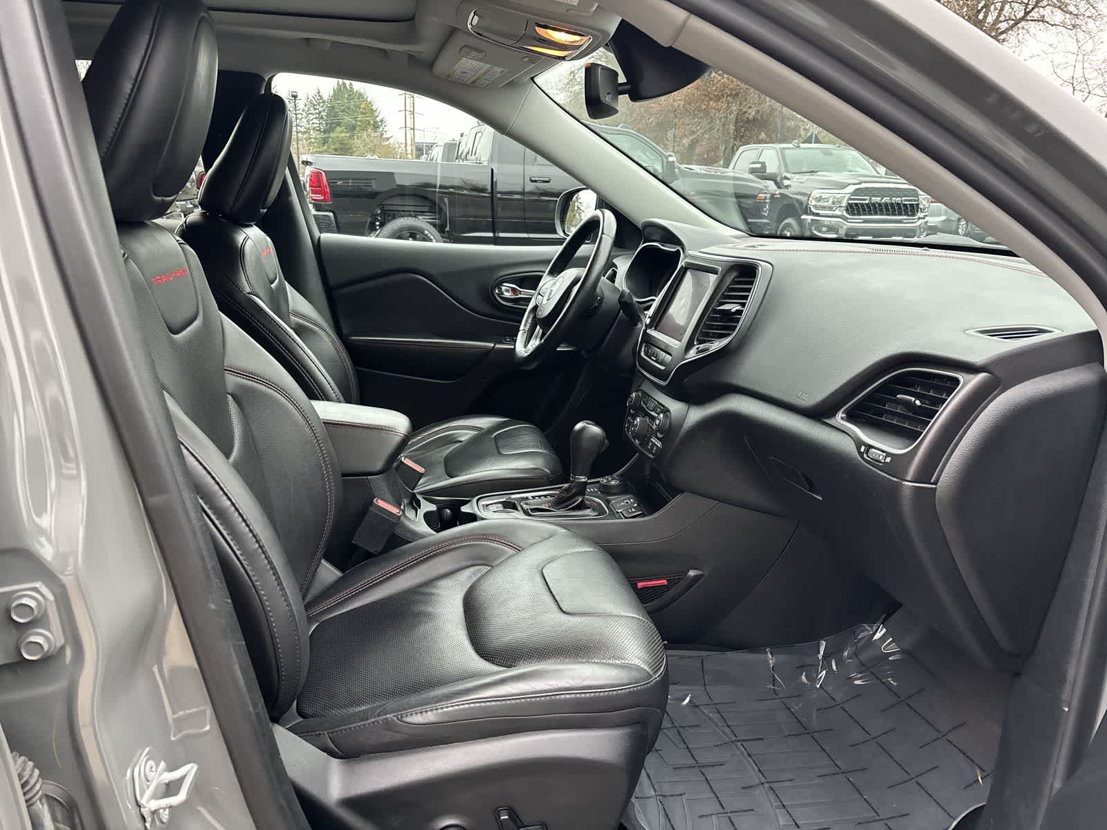 Thumbnail: 2019 Jeep Cherokee - 7