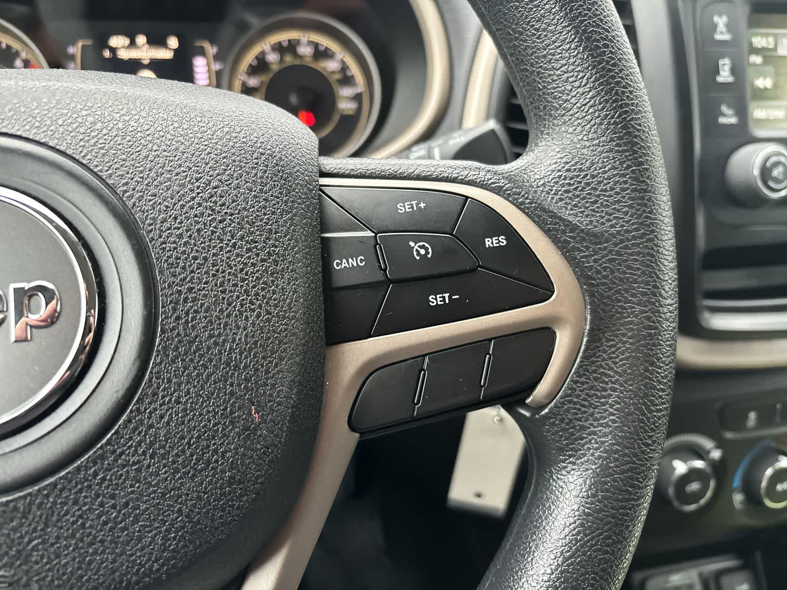 Thumbnail: 2018 Jeep Cherokee - 10