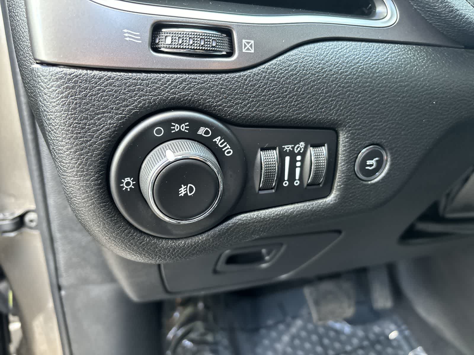 Thumbnail: 2019 Jeep Cherokee - 9