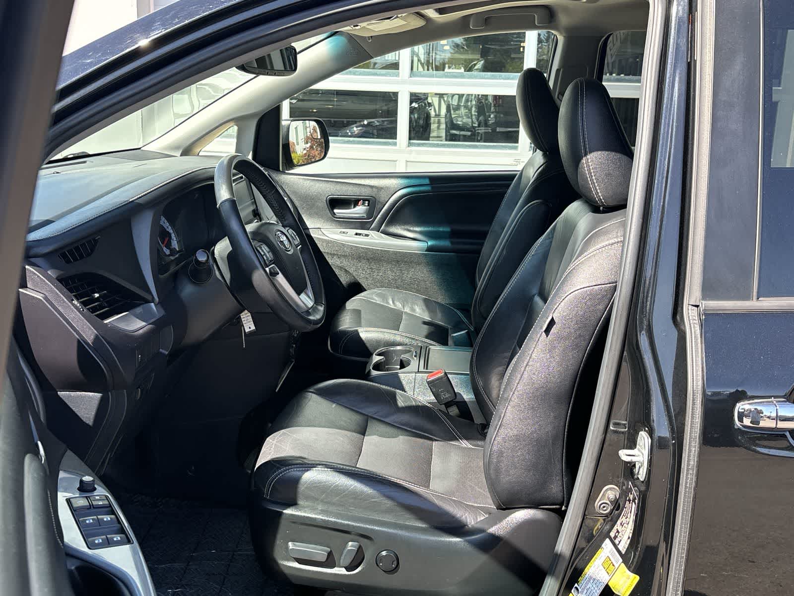 Thumbnail: 2017 Toyota Sienna - 12