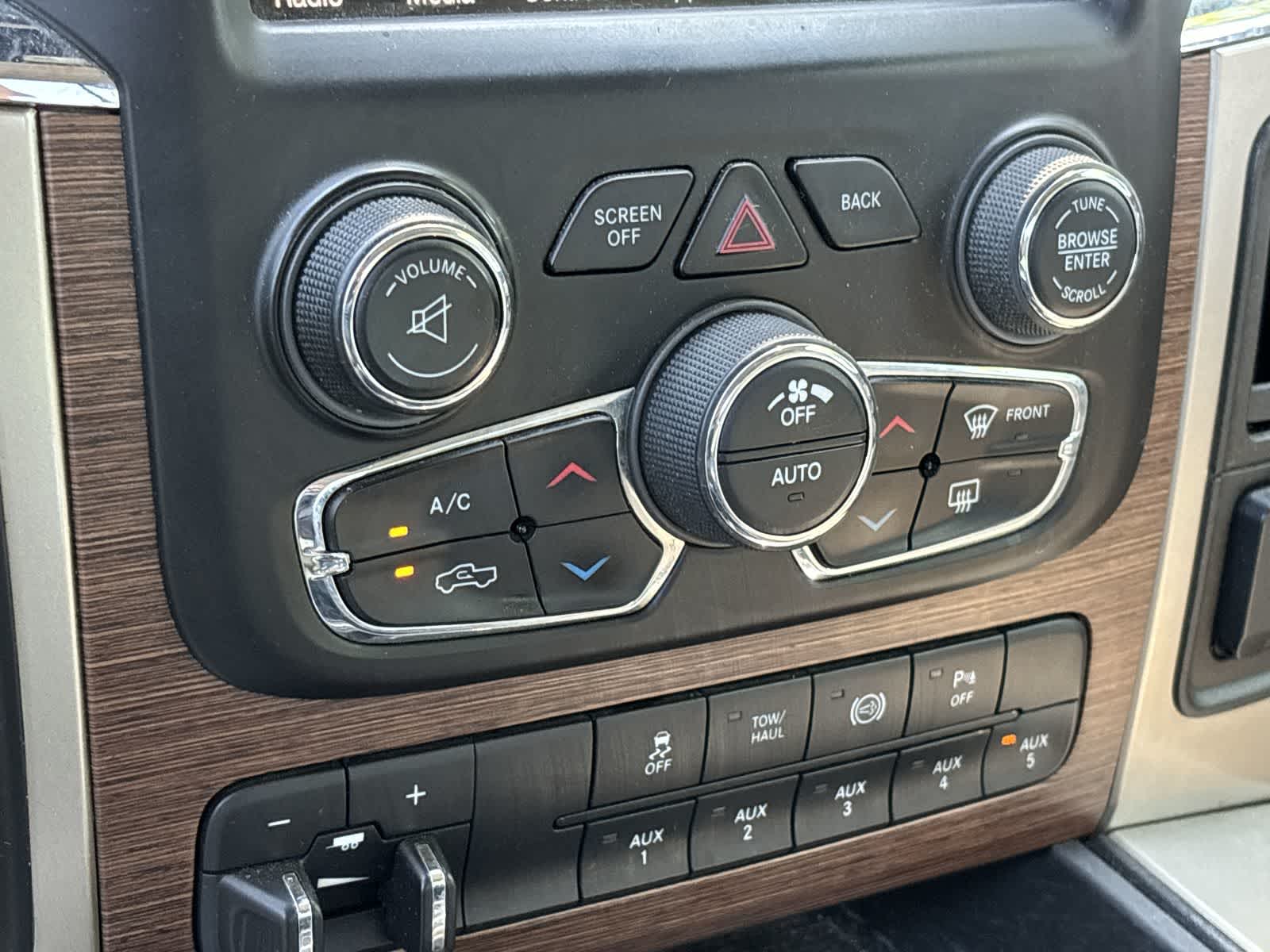 2014 RAM 3500 Laramie 19