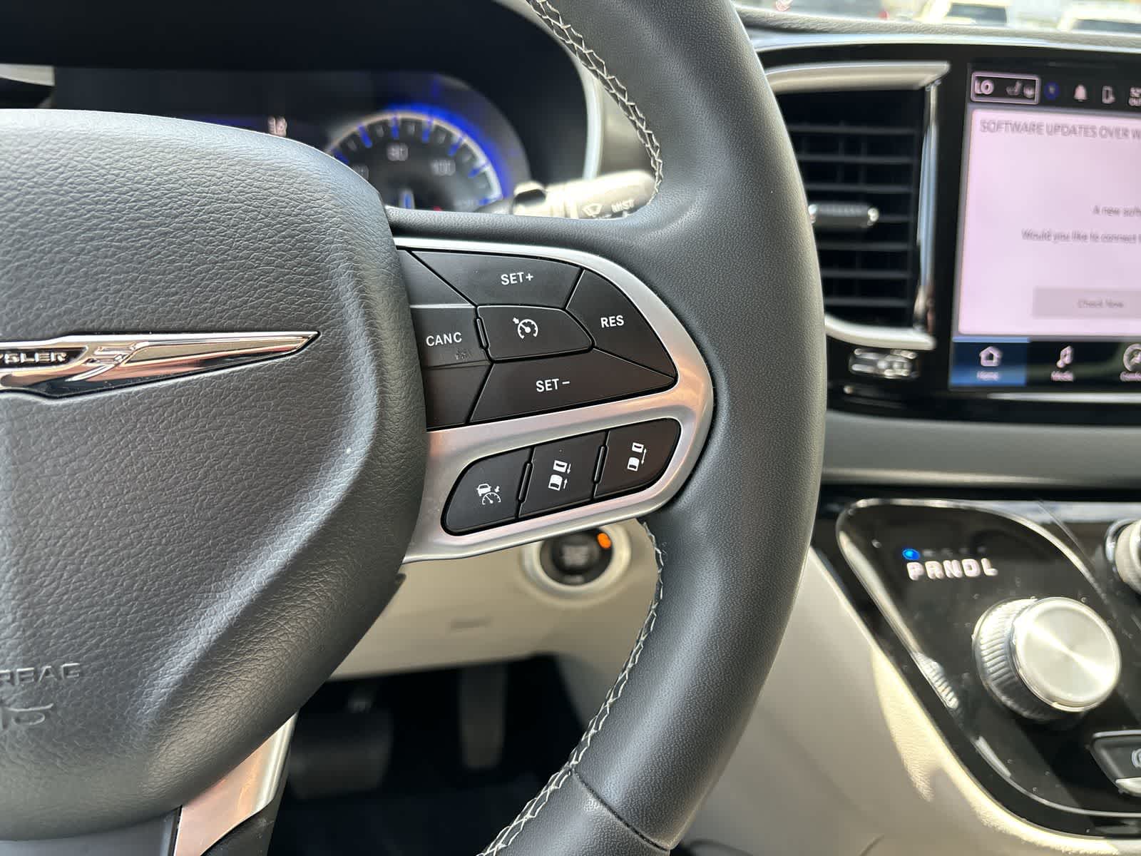 Thumbnail: 2023 Chrysler Pacifica - 12