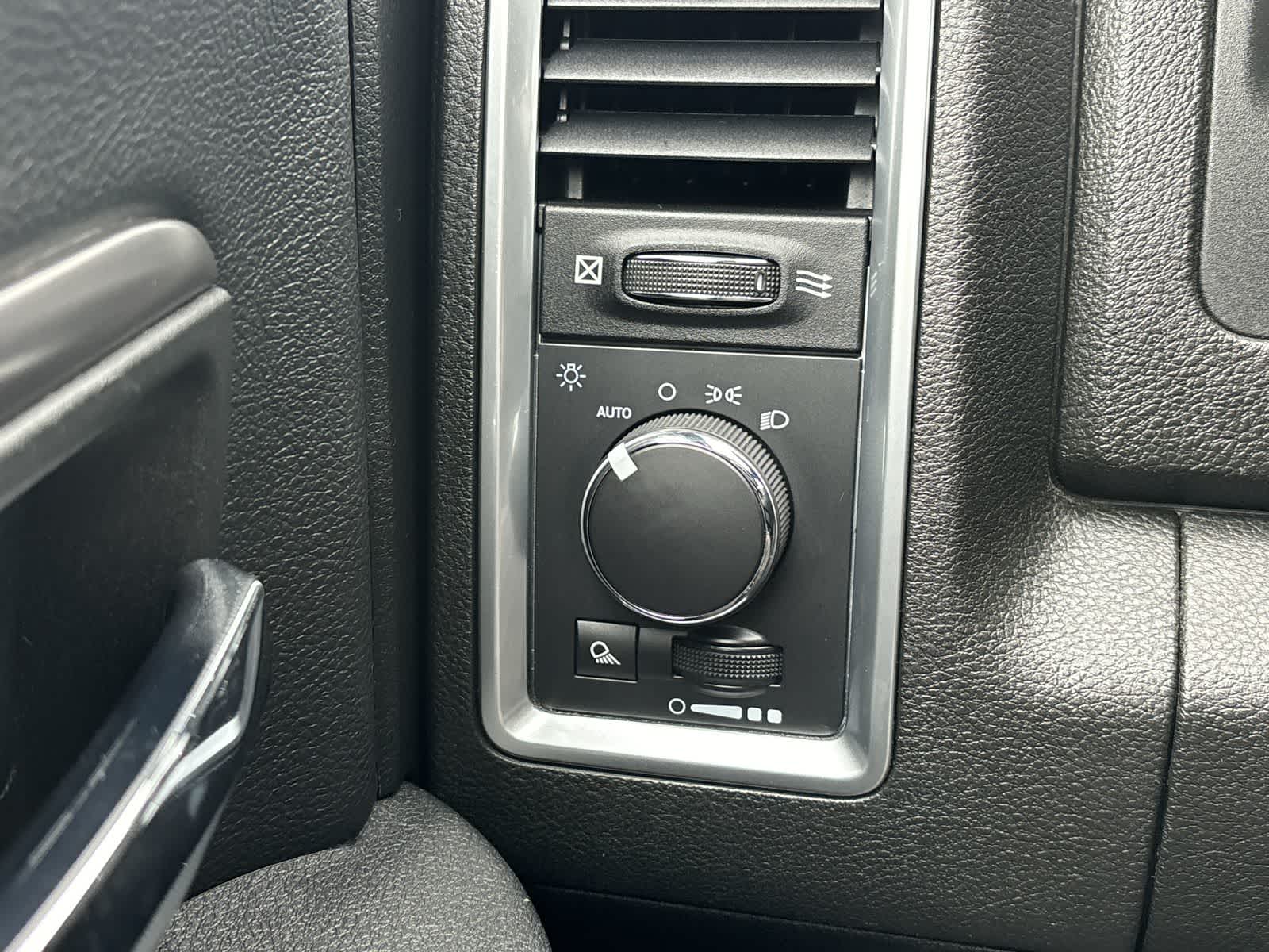 Thumbnail: 2021 RAM 1500 Classic - 16