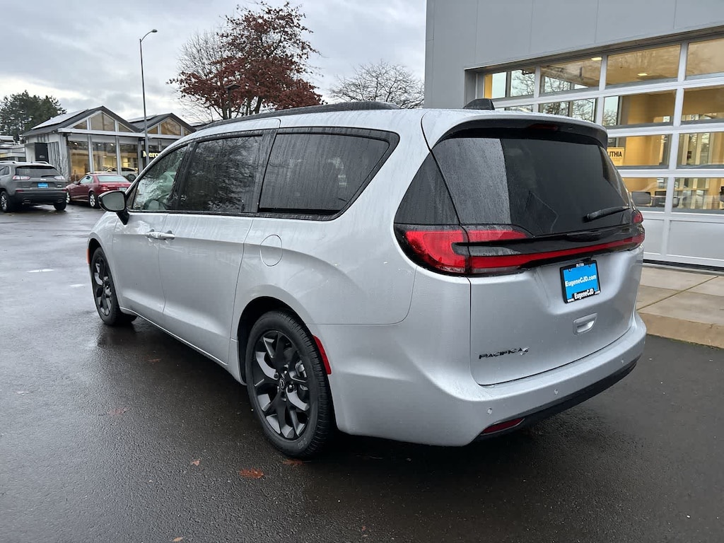 New 2026 Chrysler Pacifica Select Passenger Van