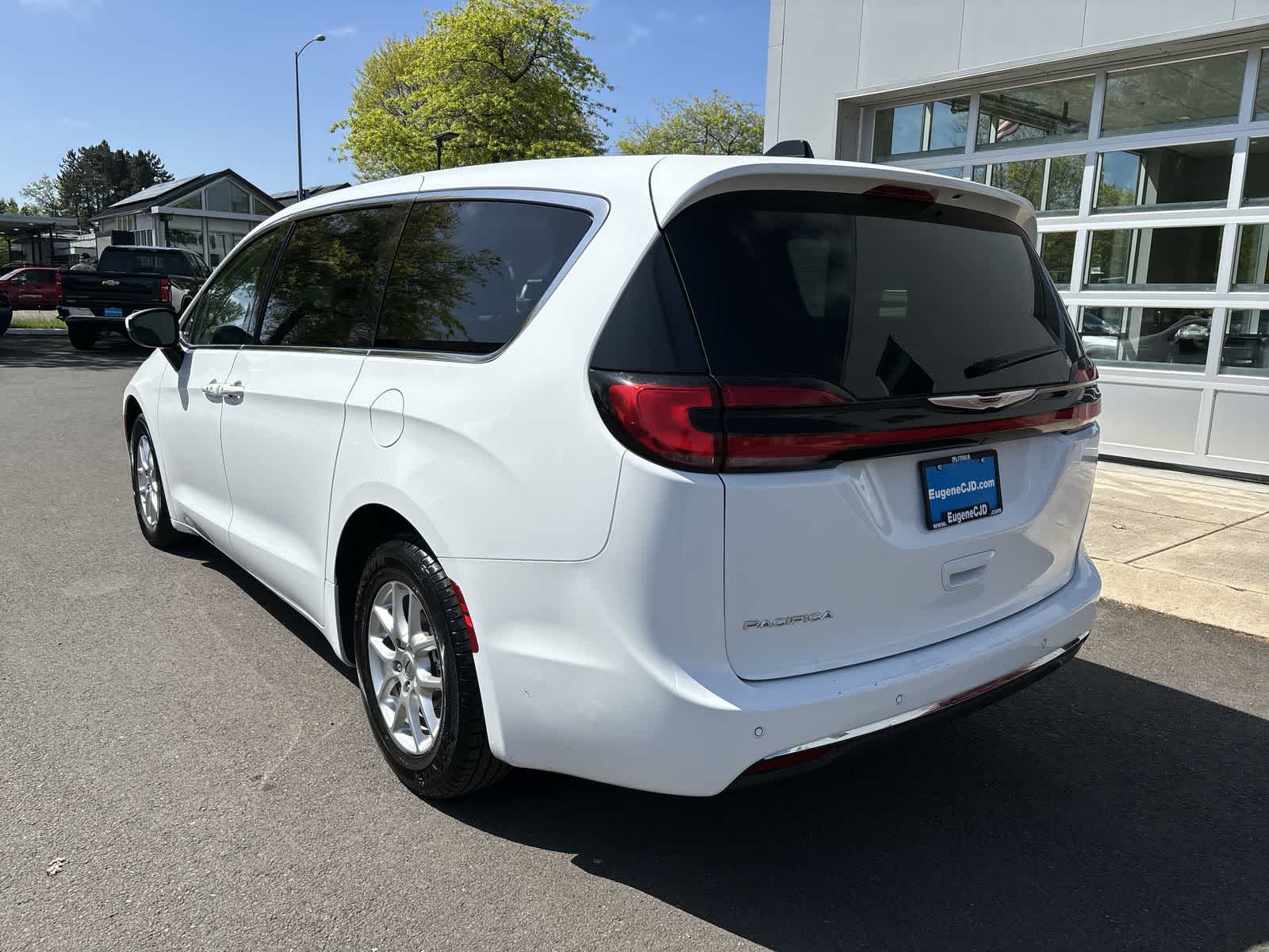 Thumbnail: 2023 Chrysler Pacifica - 3
