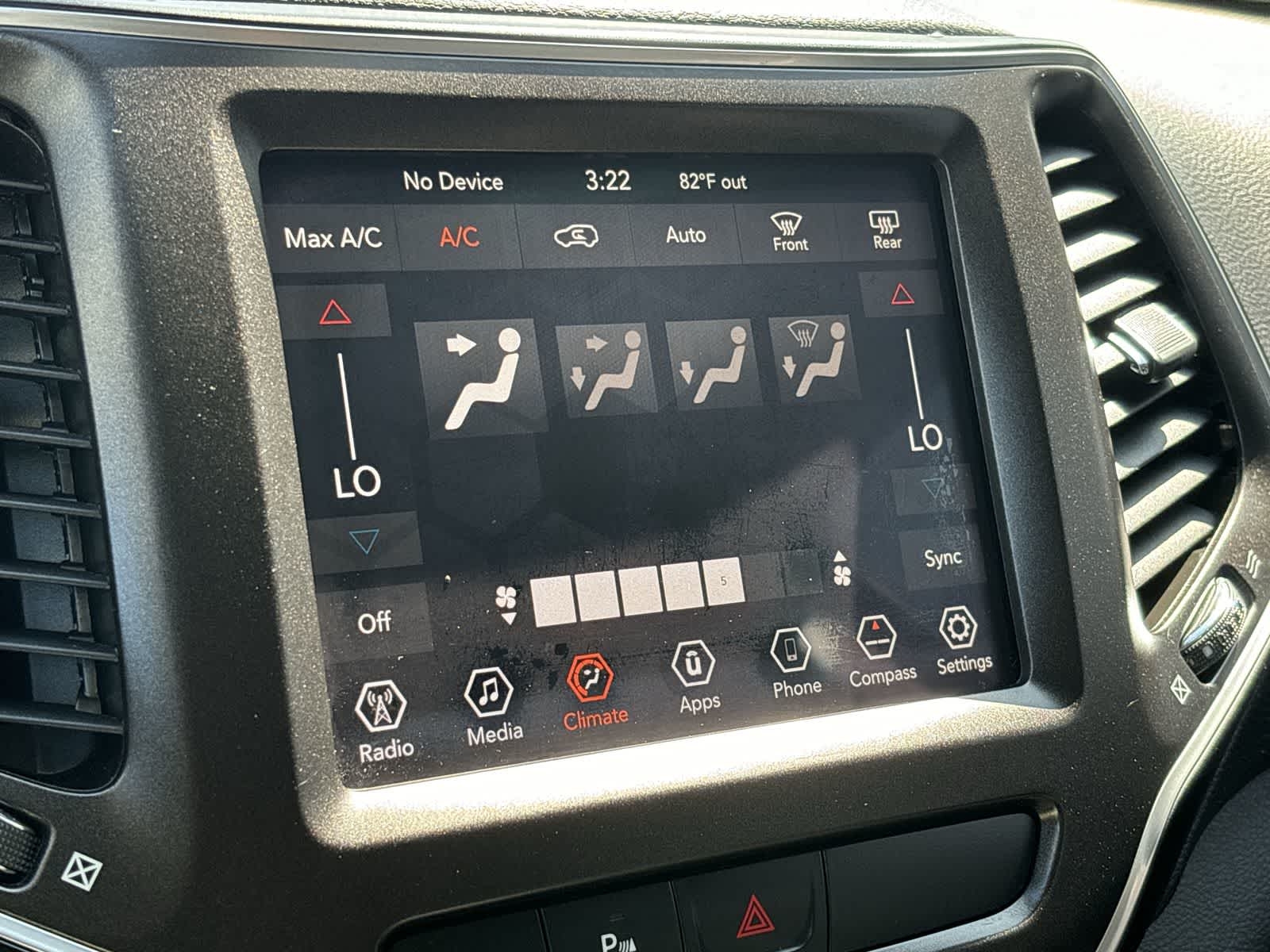 Thumbnail: 2019 Jeep Cherokee - 20