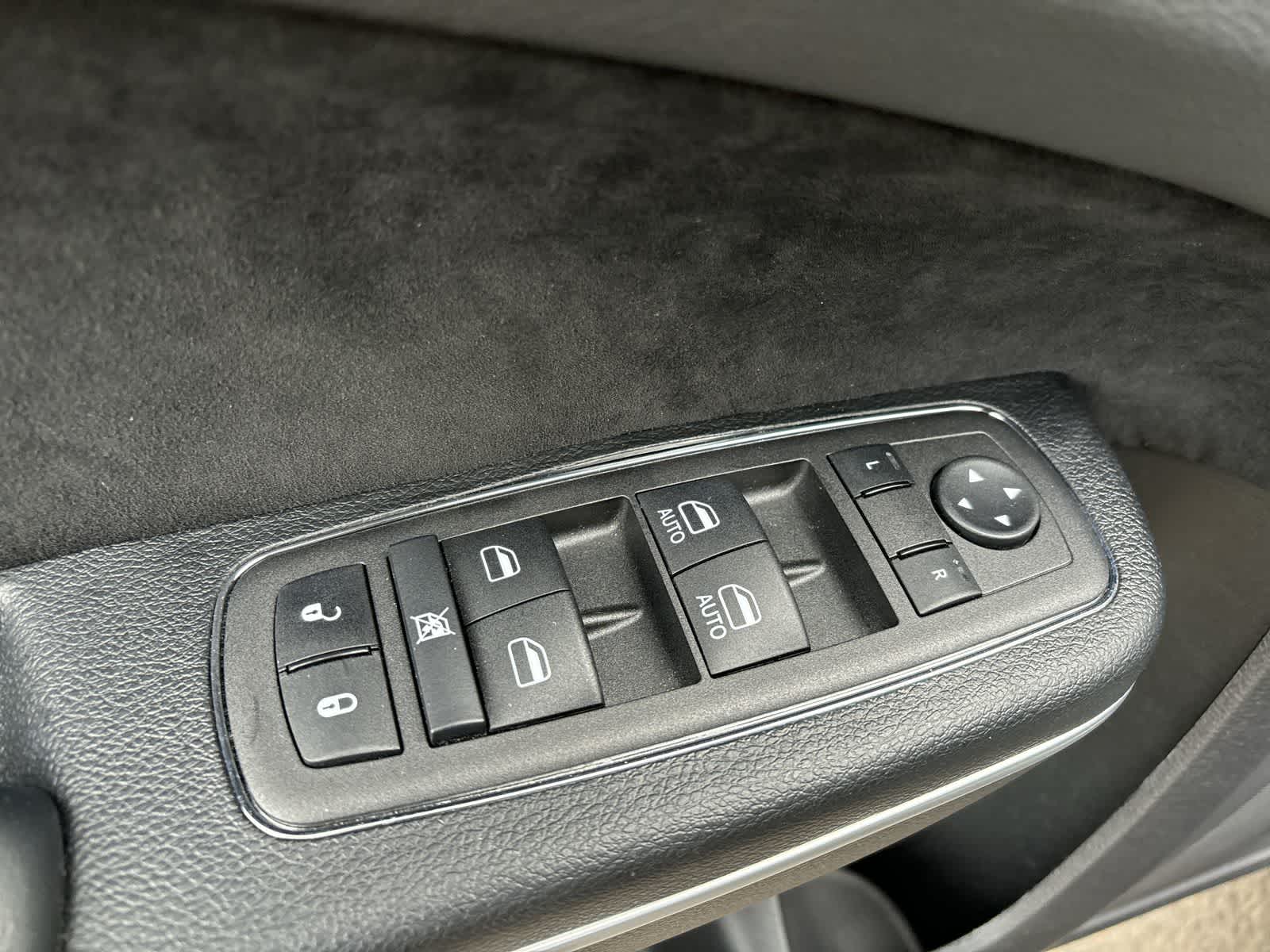 Thumbnail: 2023 Chrysler 300 - 9