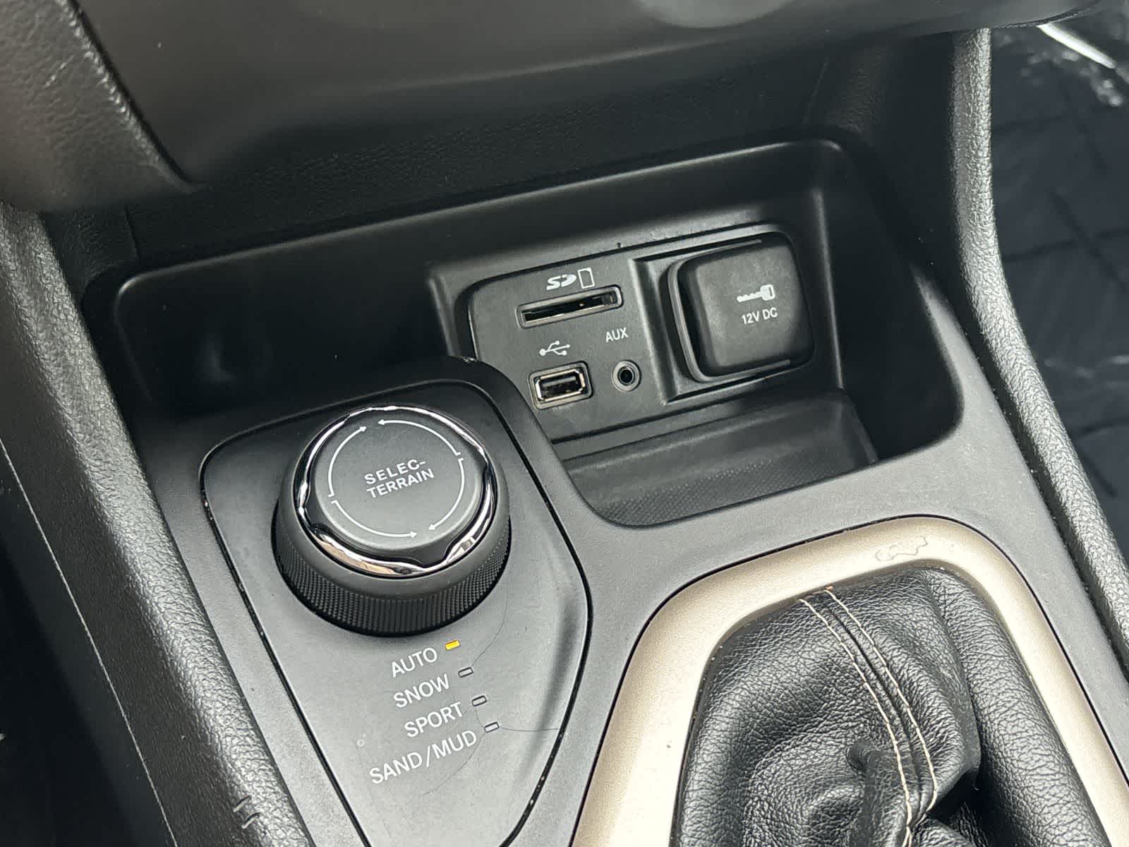 Thumbnail: 2018 Jeep Cherokee - 23