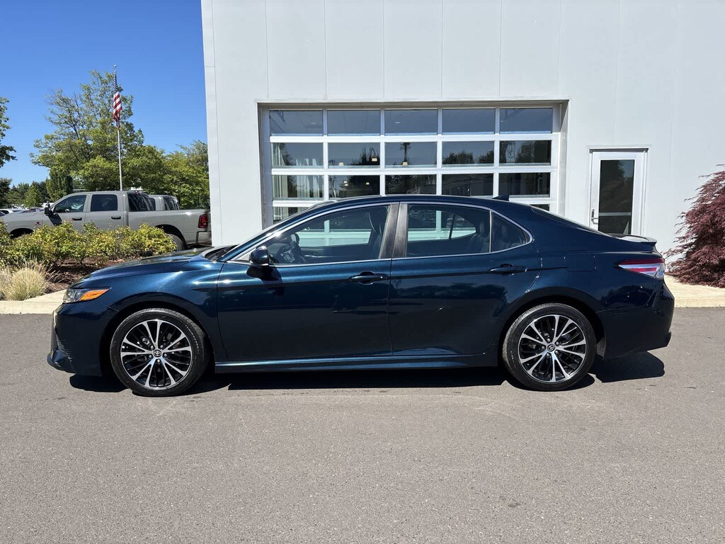 Used 2020 Toyota Camry SE Sedan