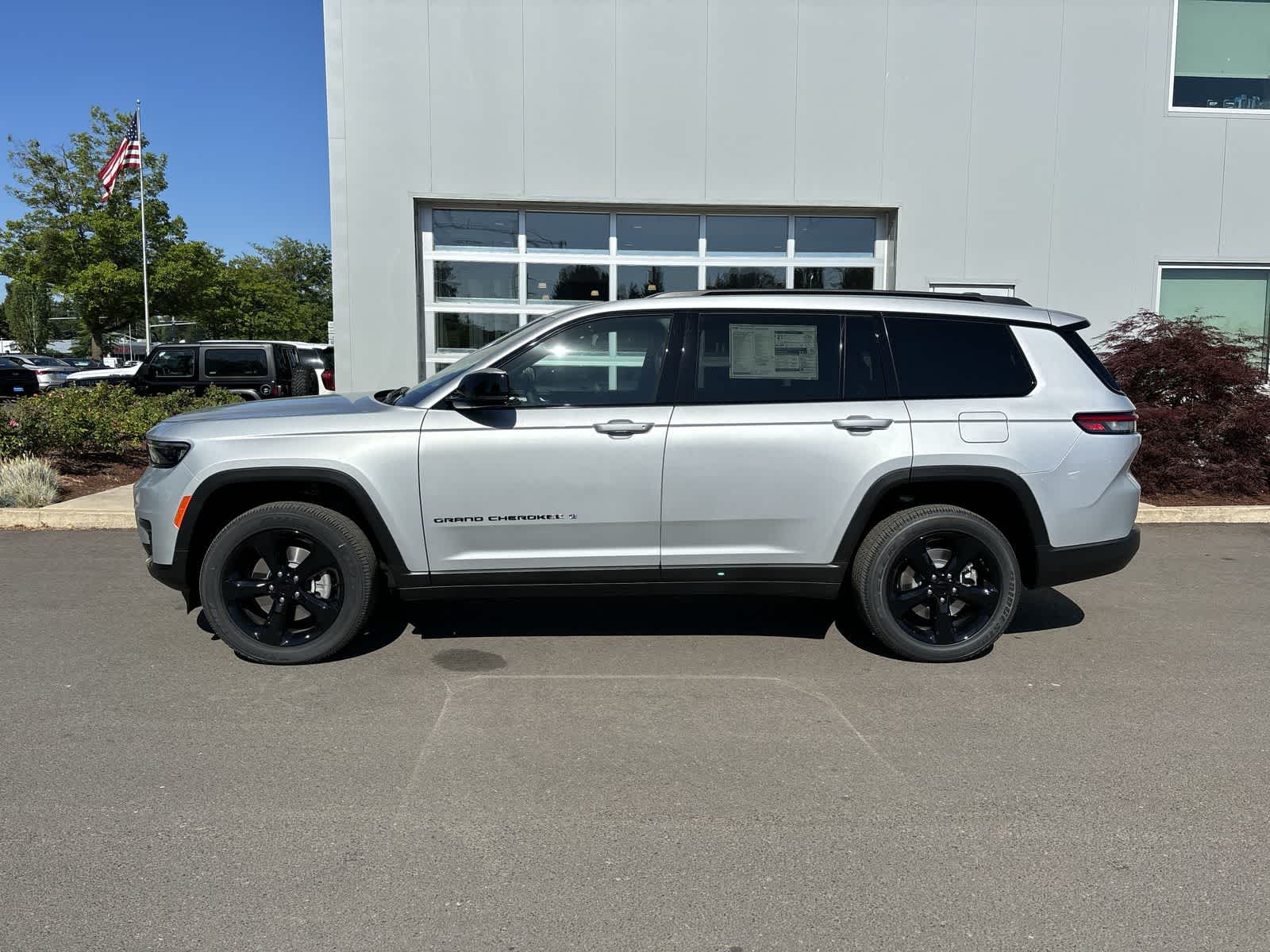 Thumbnail: 2025 Jeep Grand Cherokee L - 2