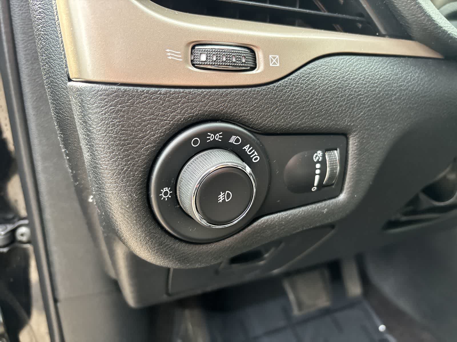 Thumbnail: 2018 Jeep Cherokee - 9