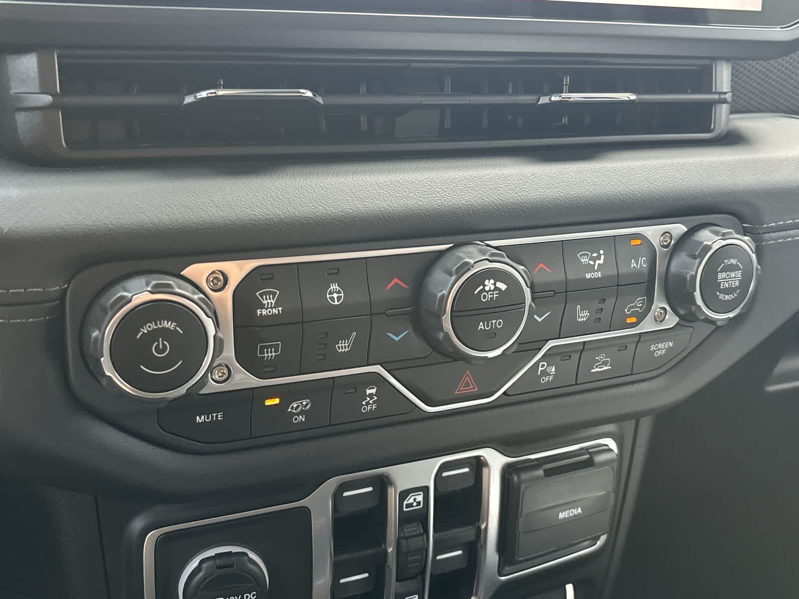 Thumbnail: 2025 Jeep Wrangler - 26