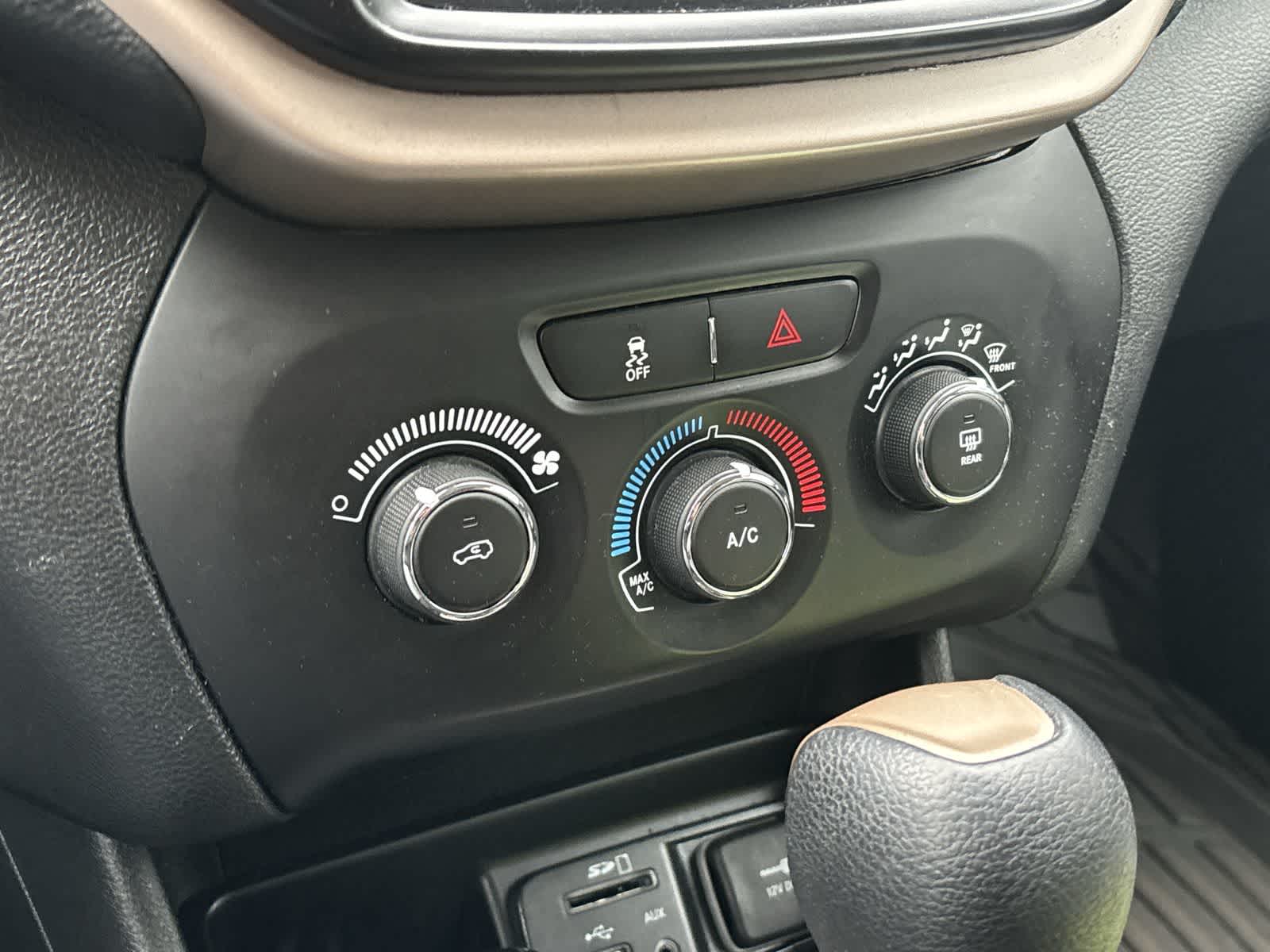 Thumbnail: 2018 Jeep Cherokee - 19