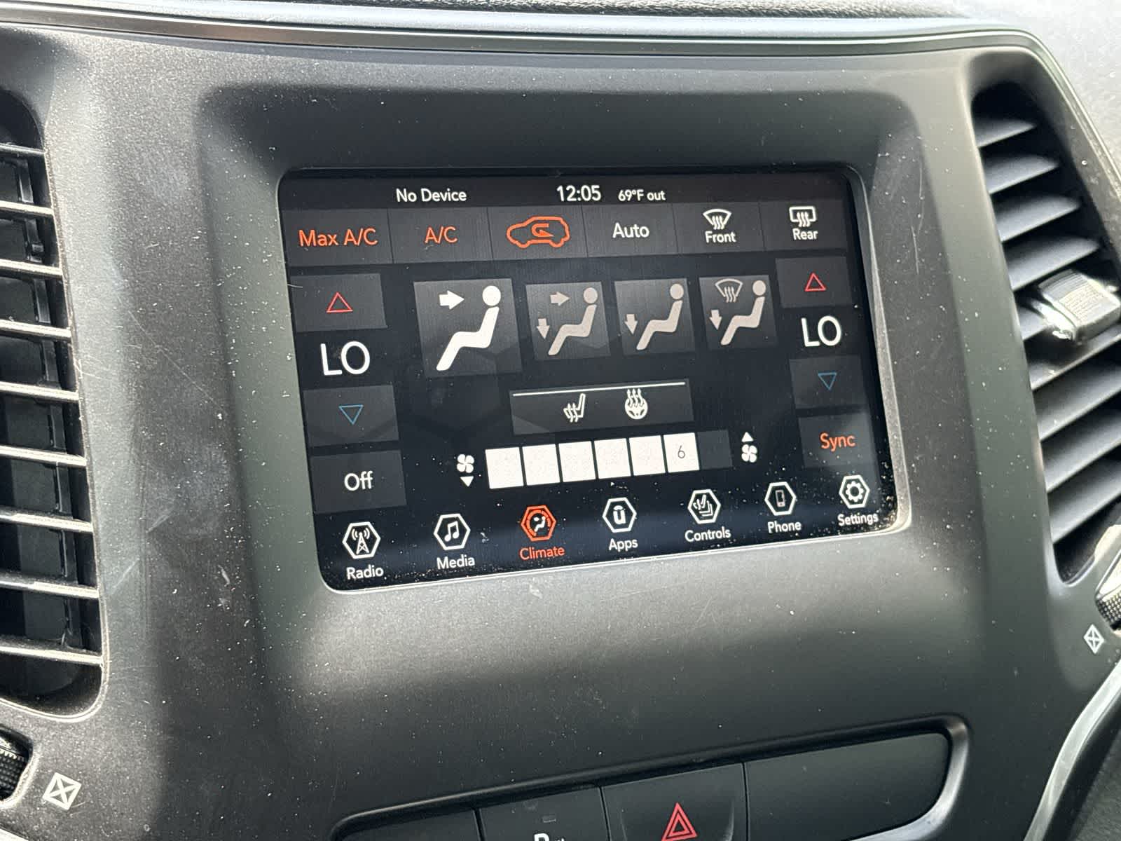 Thumbnail: 2019 Jeep Cherokee - 16