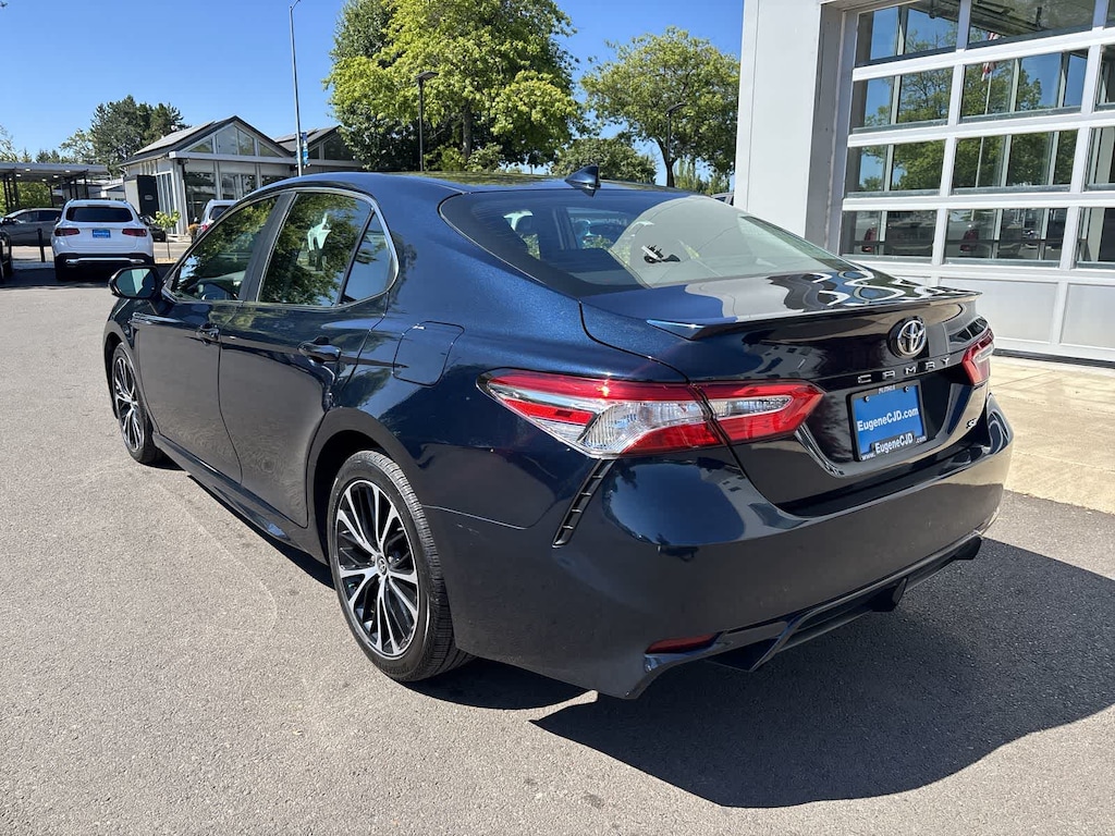Used 2020 Toyota Camry SE Sedan