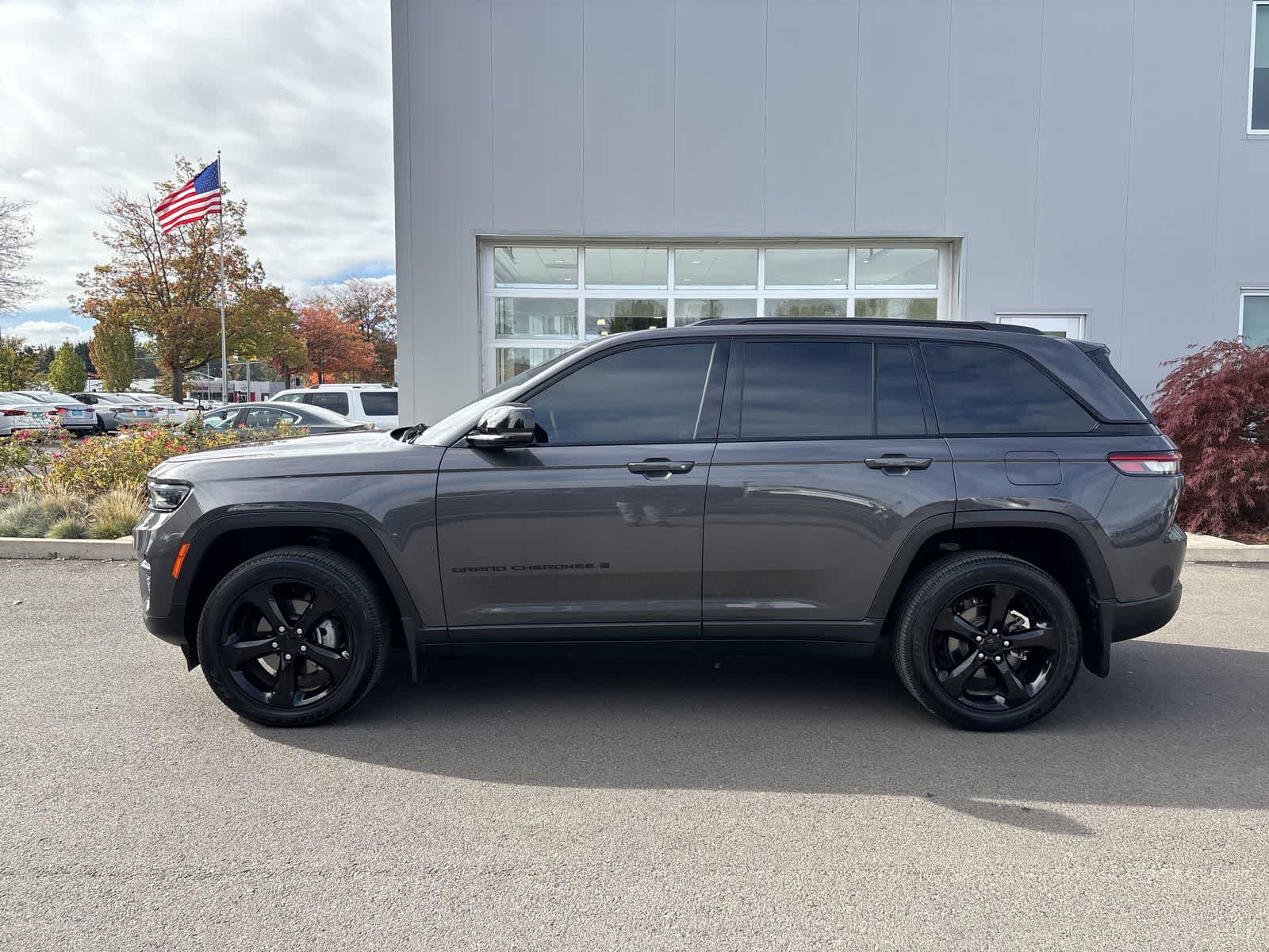 Used 2024 Jeep Grand Cherokee Laredo SUV