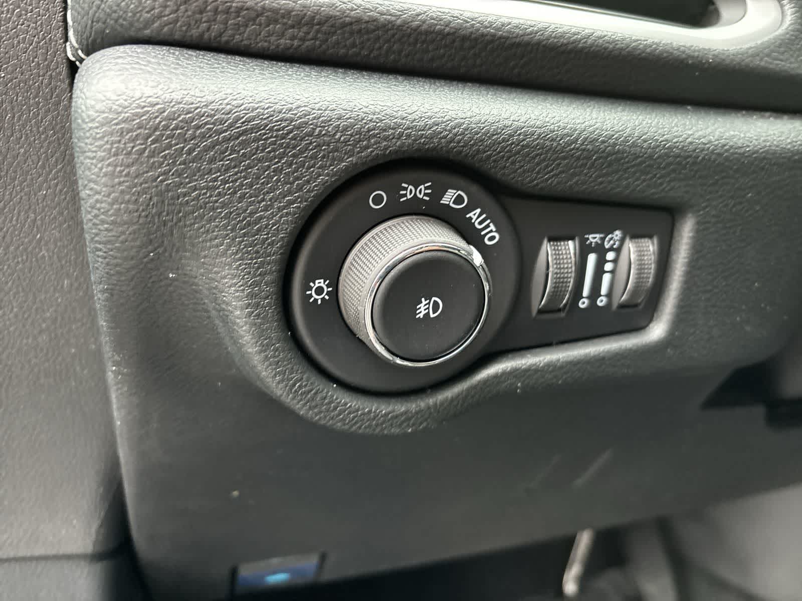 Thumbnail: 2026 Chrysler Pacifica - 10