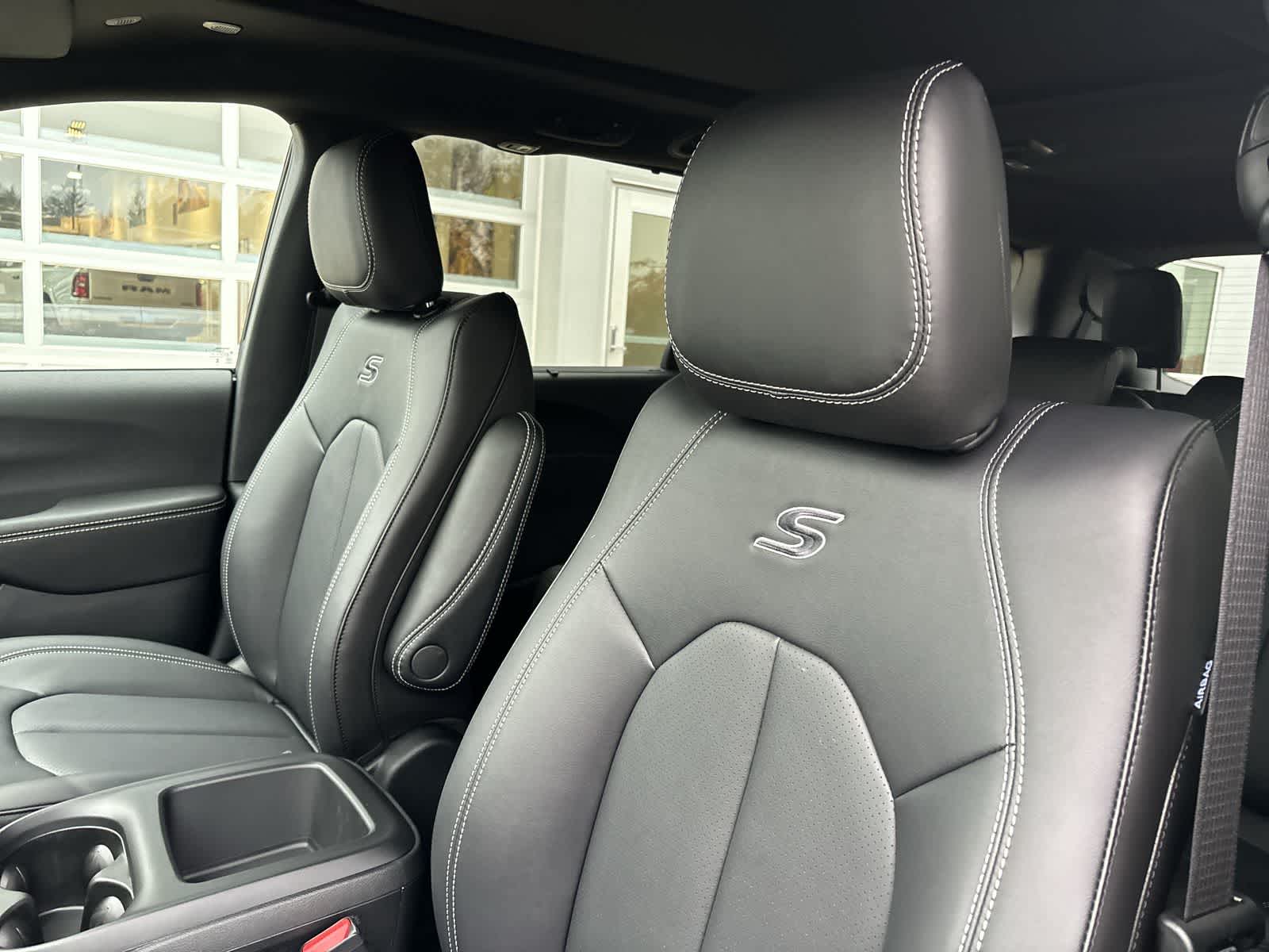 Thumbnail: 2026 Chrysler Pacifica - 12