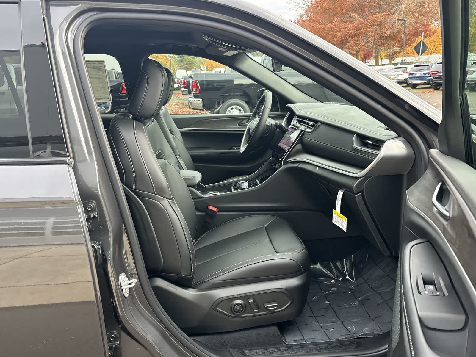 Thumbnail: 2025 Jeep Grand Cherokee L - 9