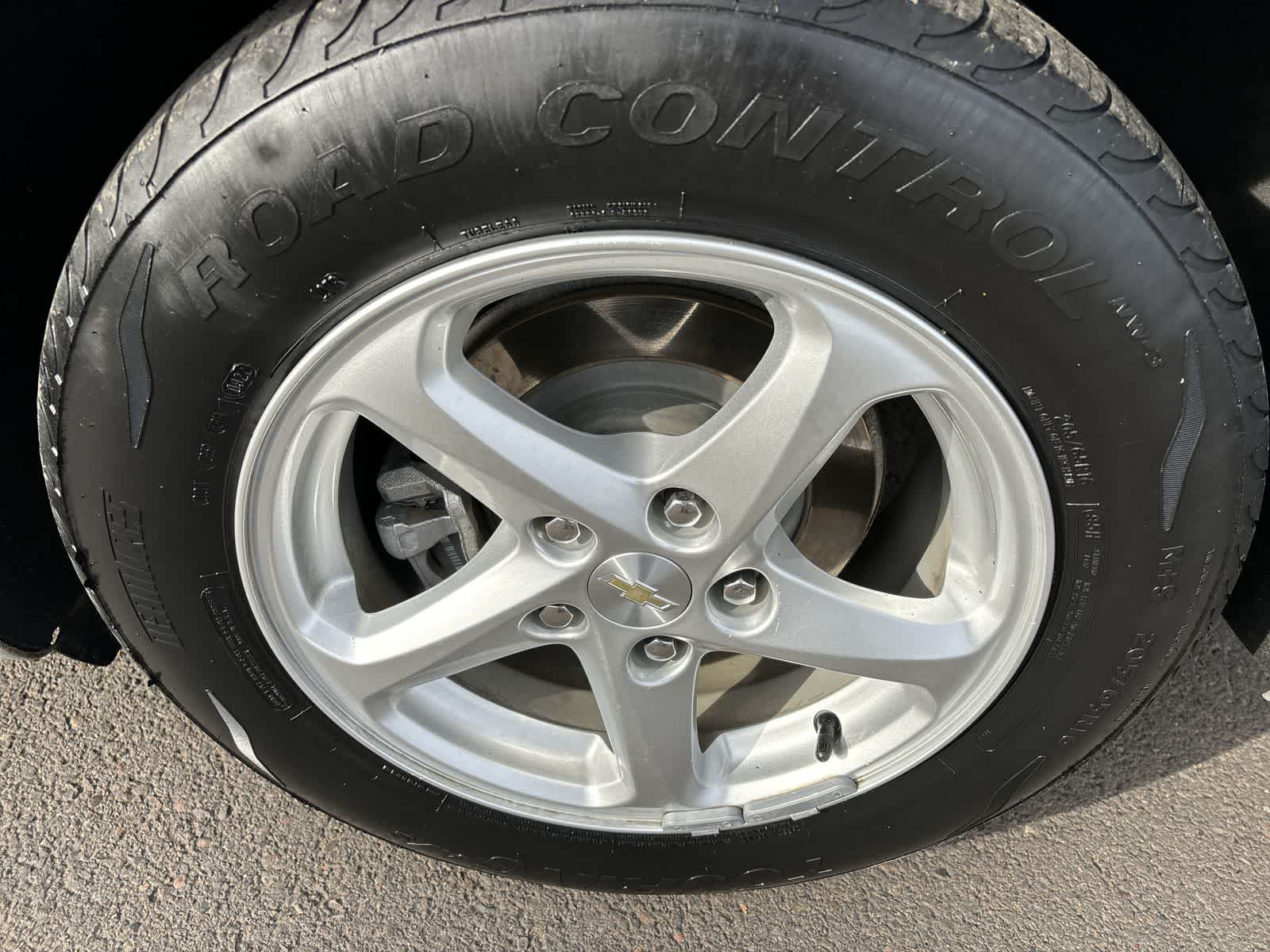 2017 Chevrolet Malibu photo 2