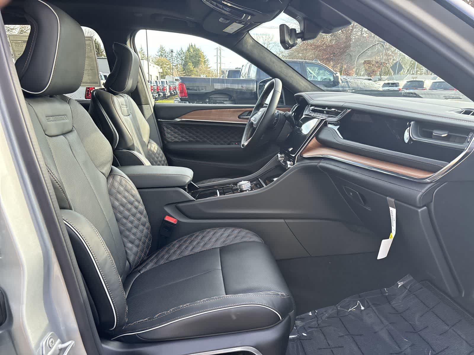 Thumbnail: 2025 Jeep Grand Cherokee - 6