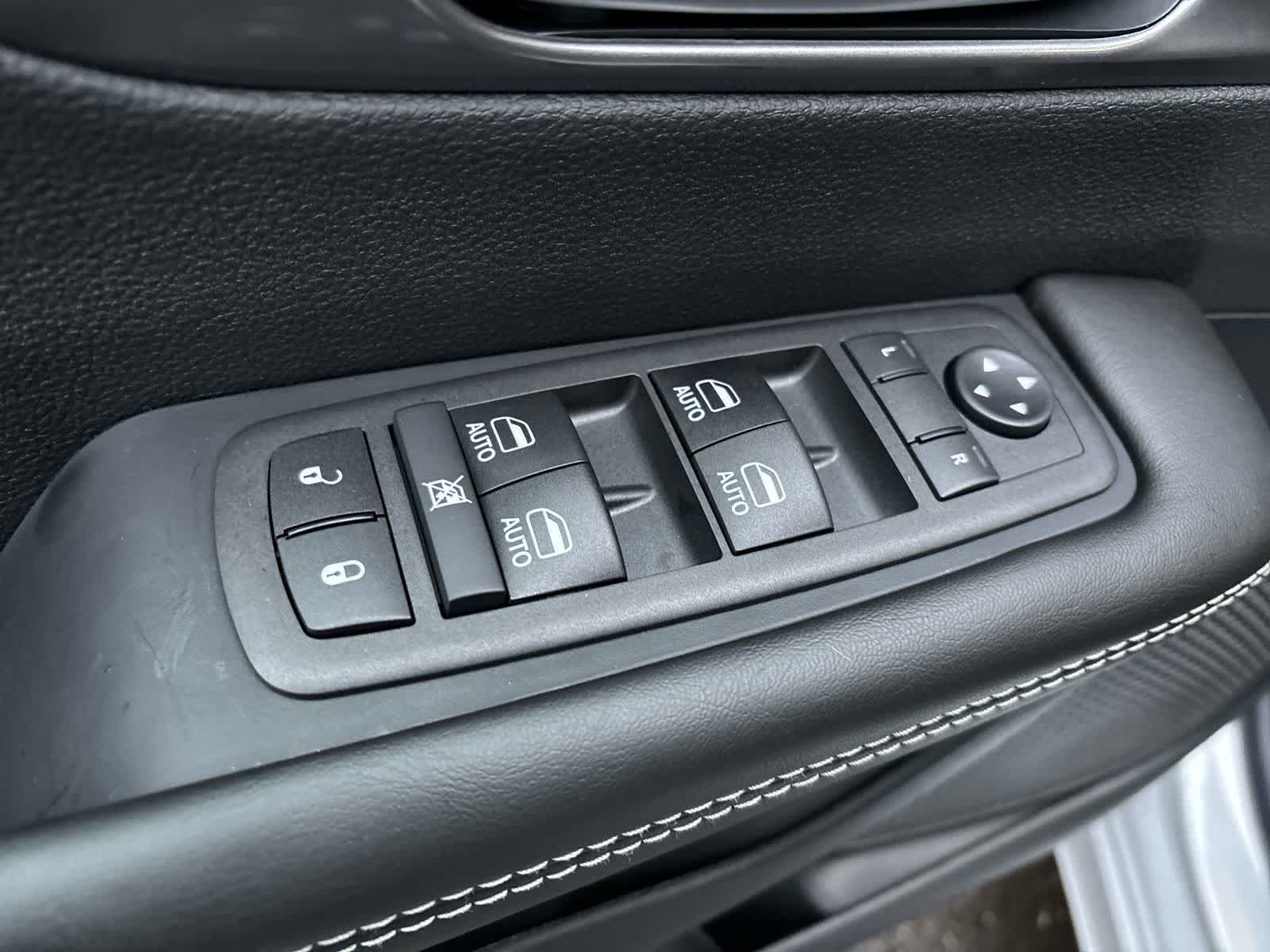 Thumbnail: 2026 Chrysler Pacifica - 9