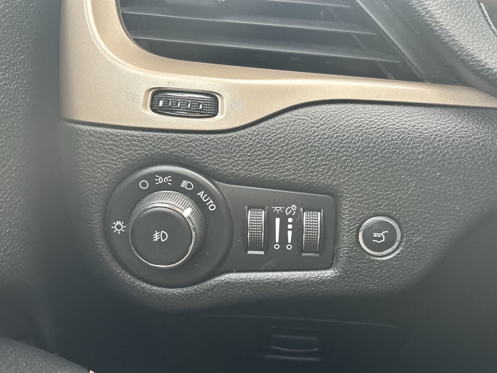 Thumbnail: 2017 Jeep Cherokee - 16