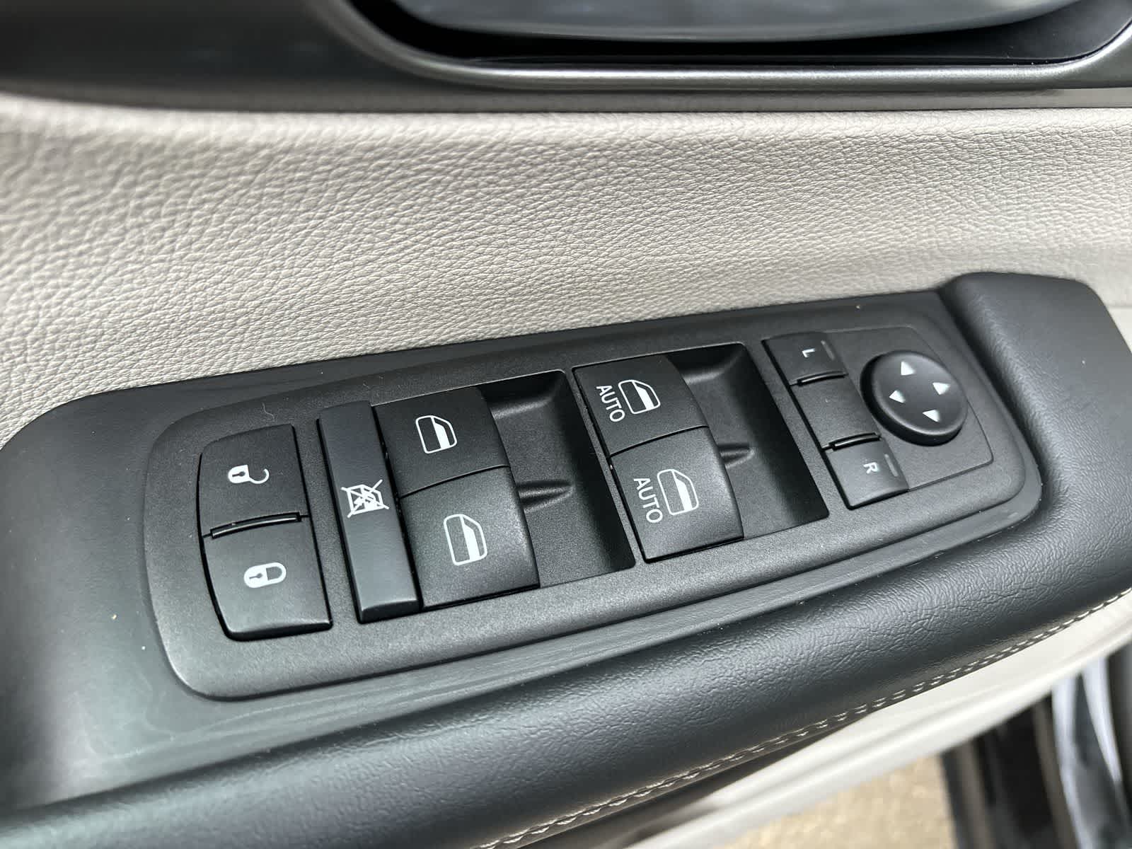 Thumbnail: 2024 Chrysler Pacifica - 8