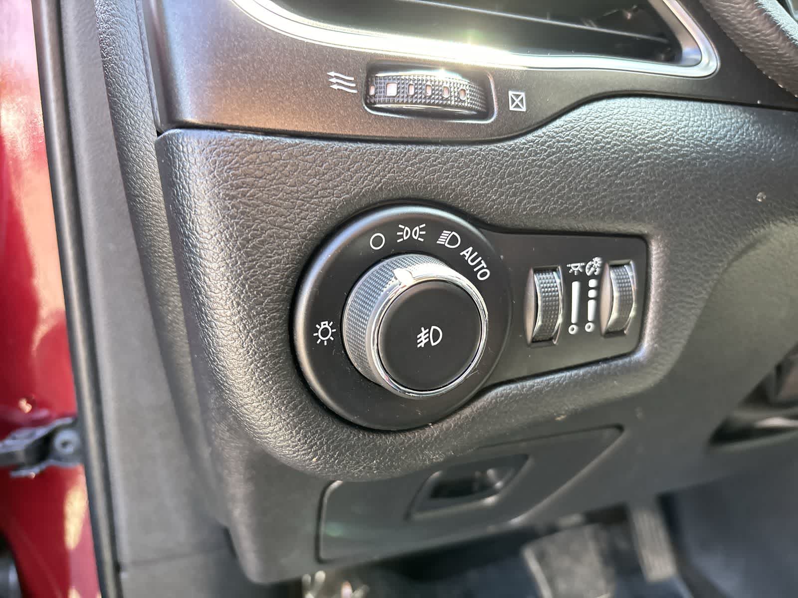 Thumbnail: 2019 Jeep Cherokee - 11