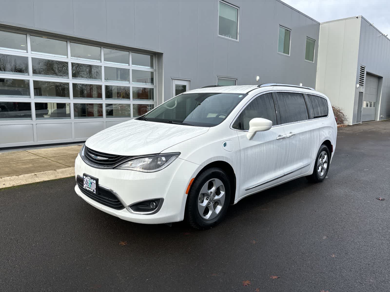 2018 Chrysler Pacifica Hybrid Touring L's photo