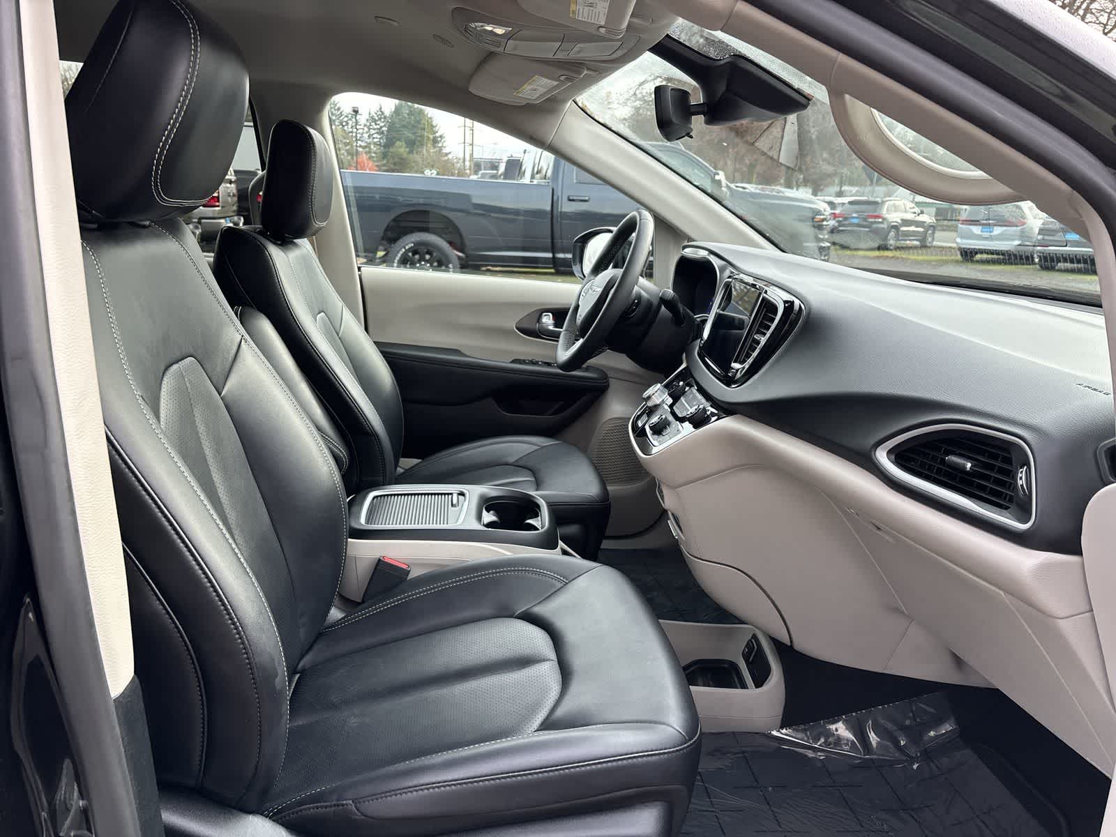 Thumbnail: 2024 Chrysler Pacifica - 4