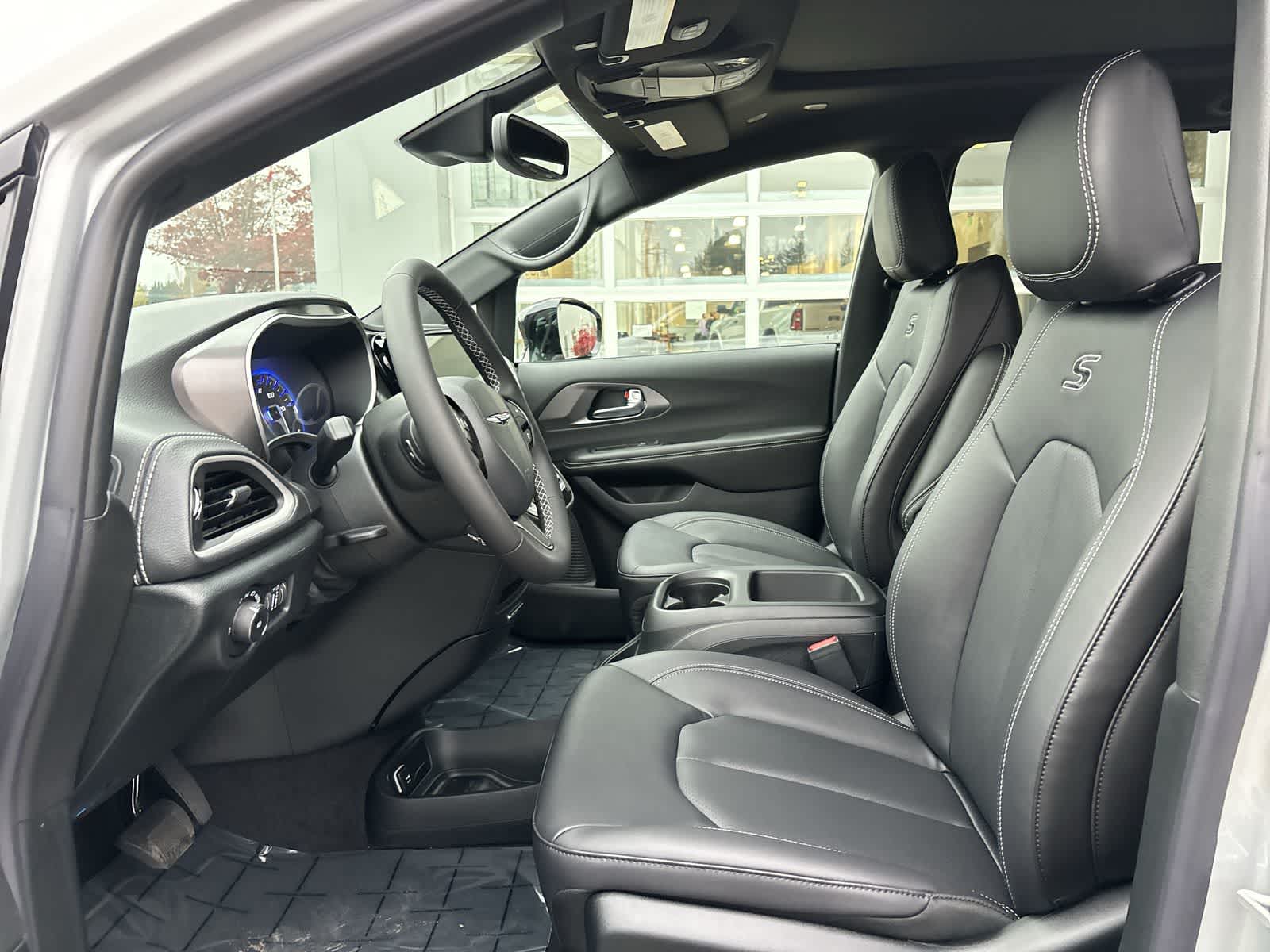 Thumbnail: 2026 Chrysler Pacifica - 10