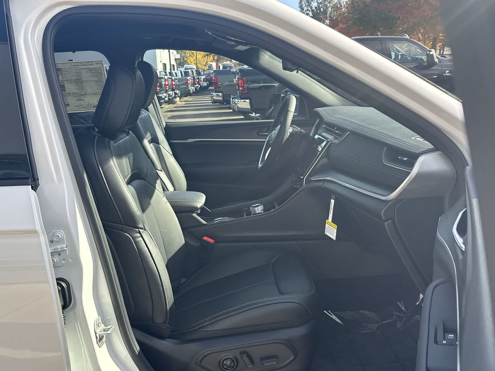 Thumbnail: 2025 Jeep Grand Cherokee - 9