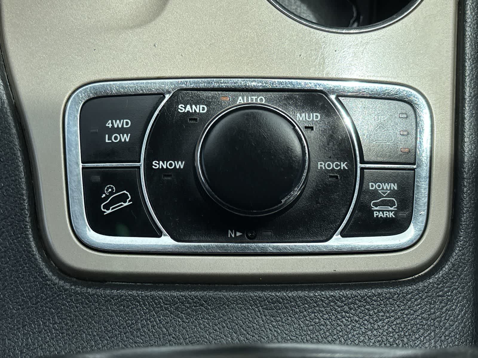 Thumbnail: 2015 Jeep Grand Cherokee - 24