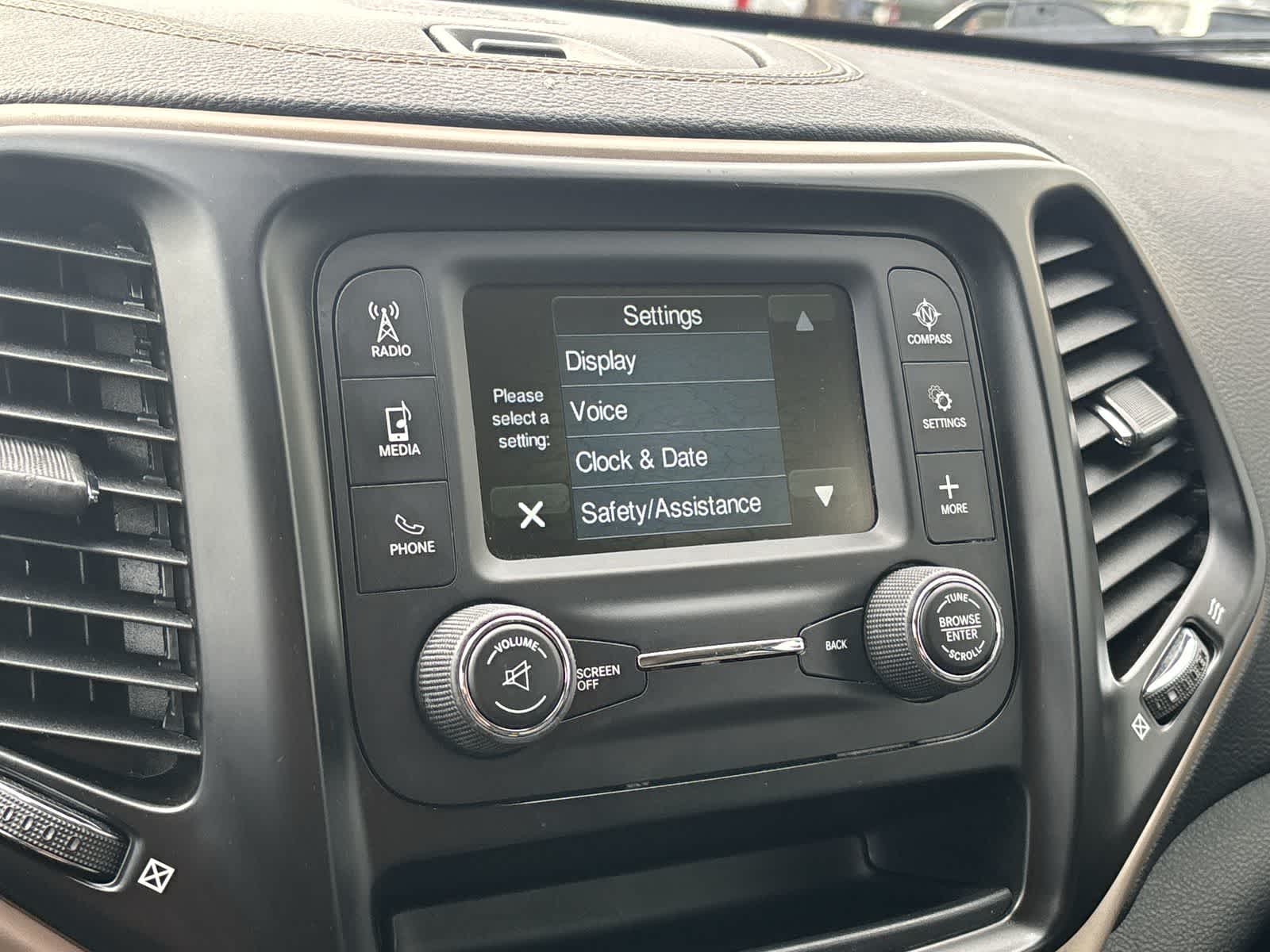 Thumbnail: 2018 Jeep Cherokee - 19