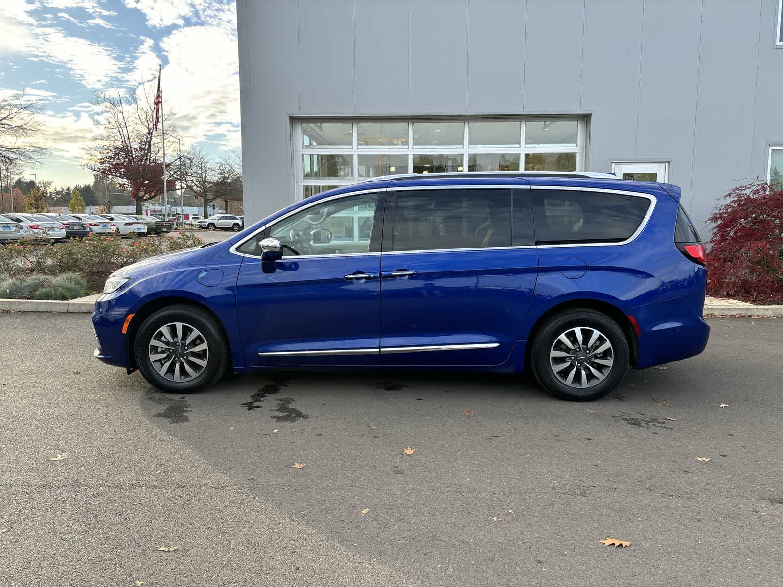 2021 Chrysler Pacifica Hybrid Limited photo 2